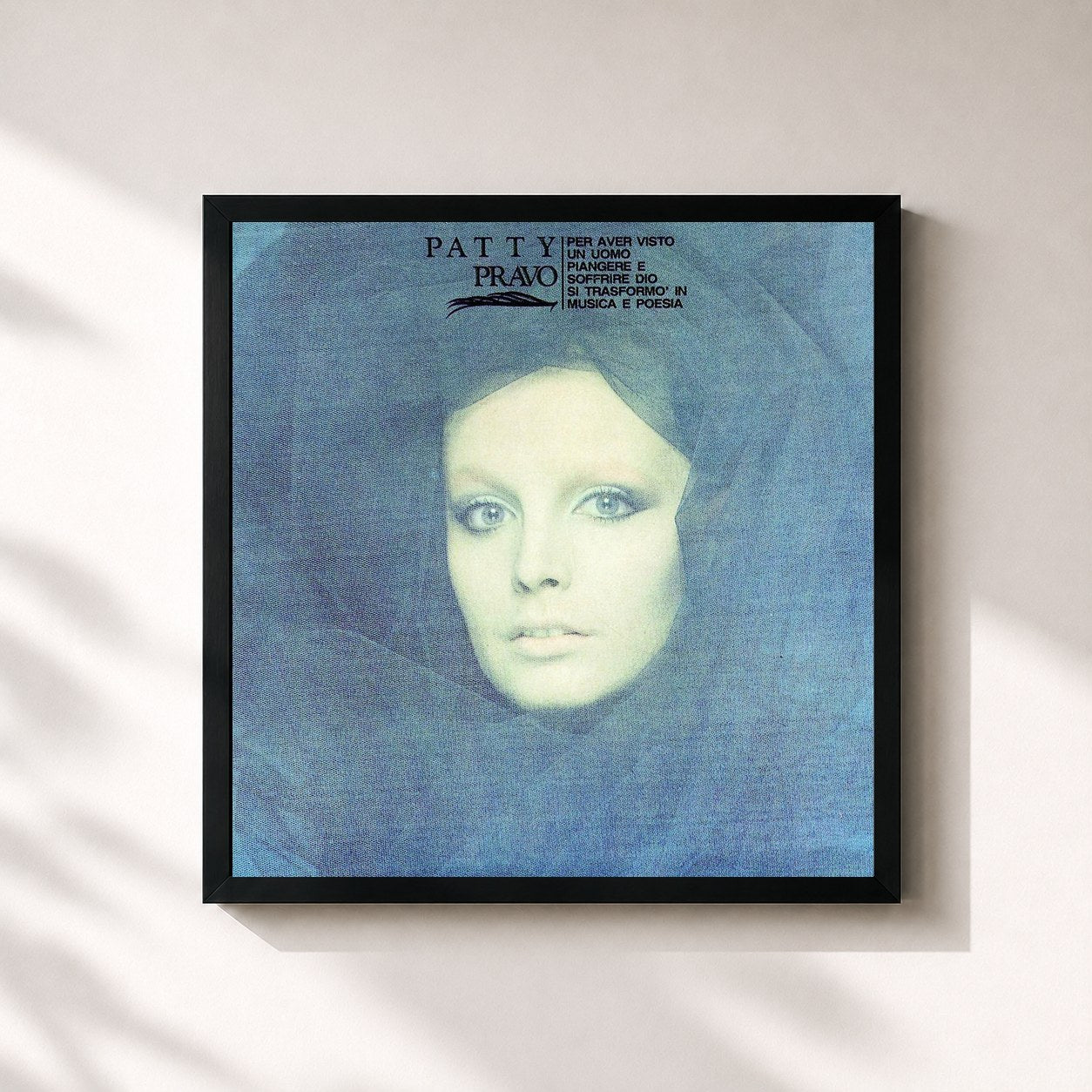#noir Tableau carré de l'album Per Aver Visto Un Uomo Piangere E Soffrire Dio Si Trasformo' In Musica E Poesia de Patty Pravo, cadre noir 32x32 cm