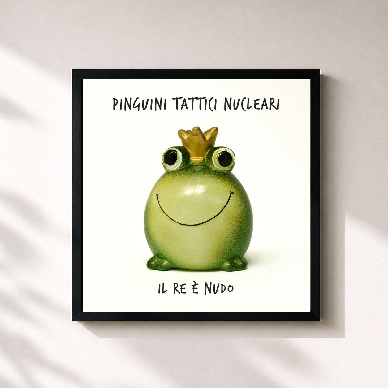 #noir Tableau carré de l'album Il Re è nudo de Pinguini Tattici Nucleari, cadre noir 32x32 cm
