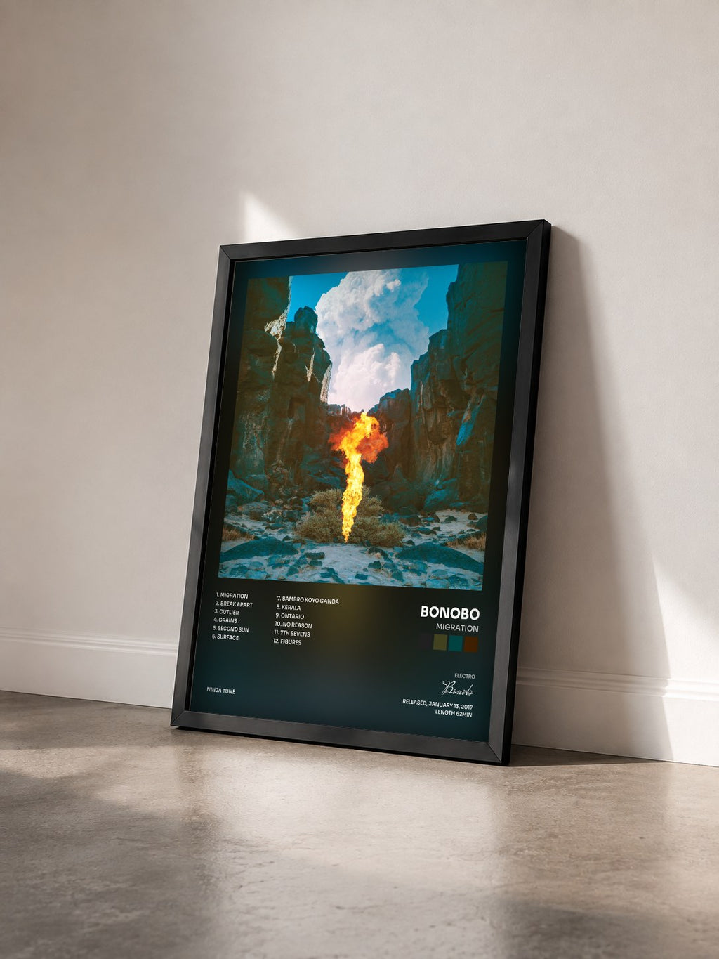 #noir Migration von Bonobo als gerahmter Kunstdruck von schräg gesehen, schwarzer Rahmen