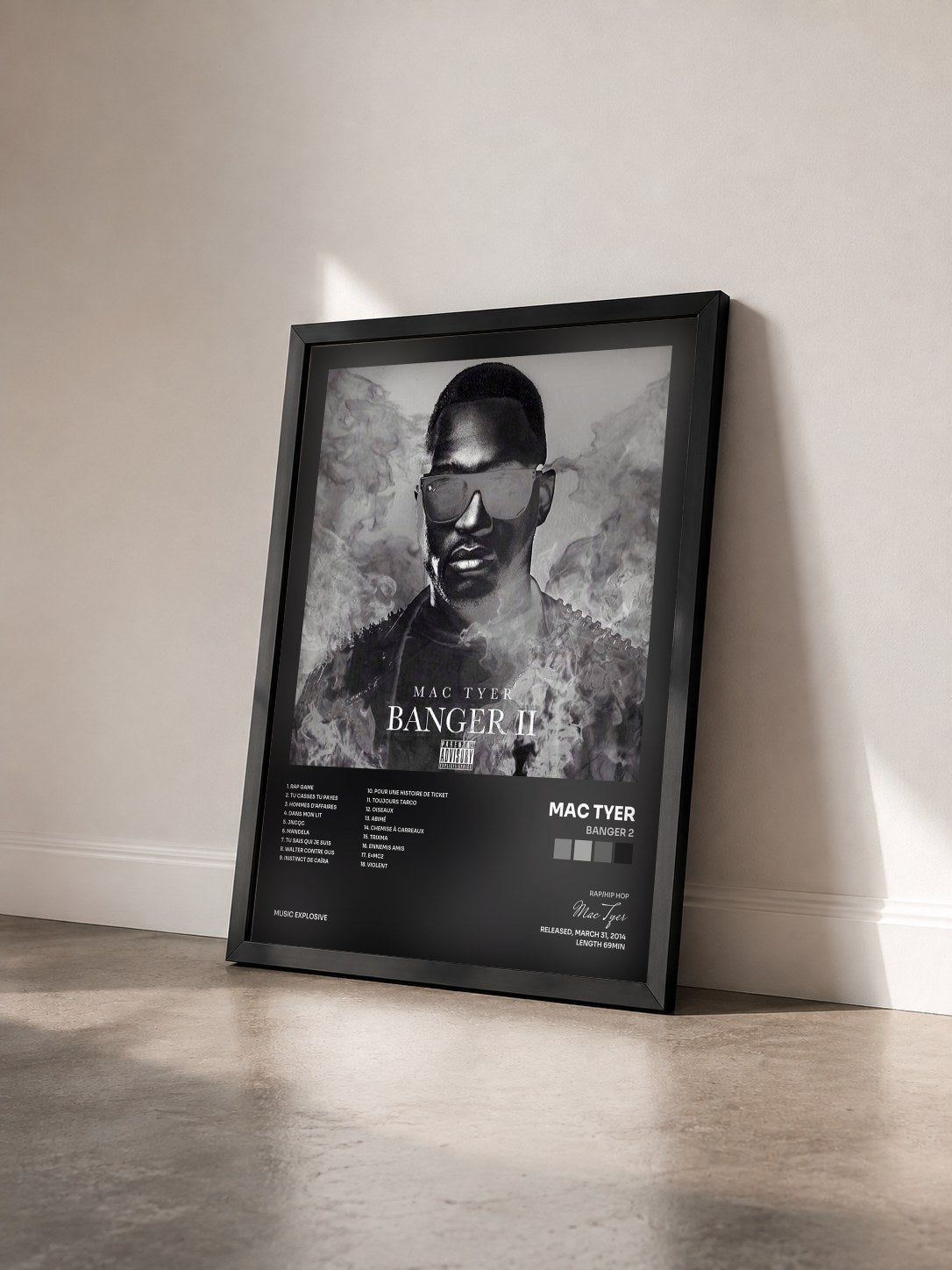#noir Banger 2 von Mac Tyer als gerahmter Kunstdruck von schräg gesehen, schwarzer Rahmen