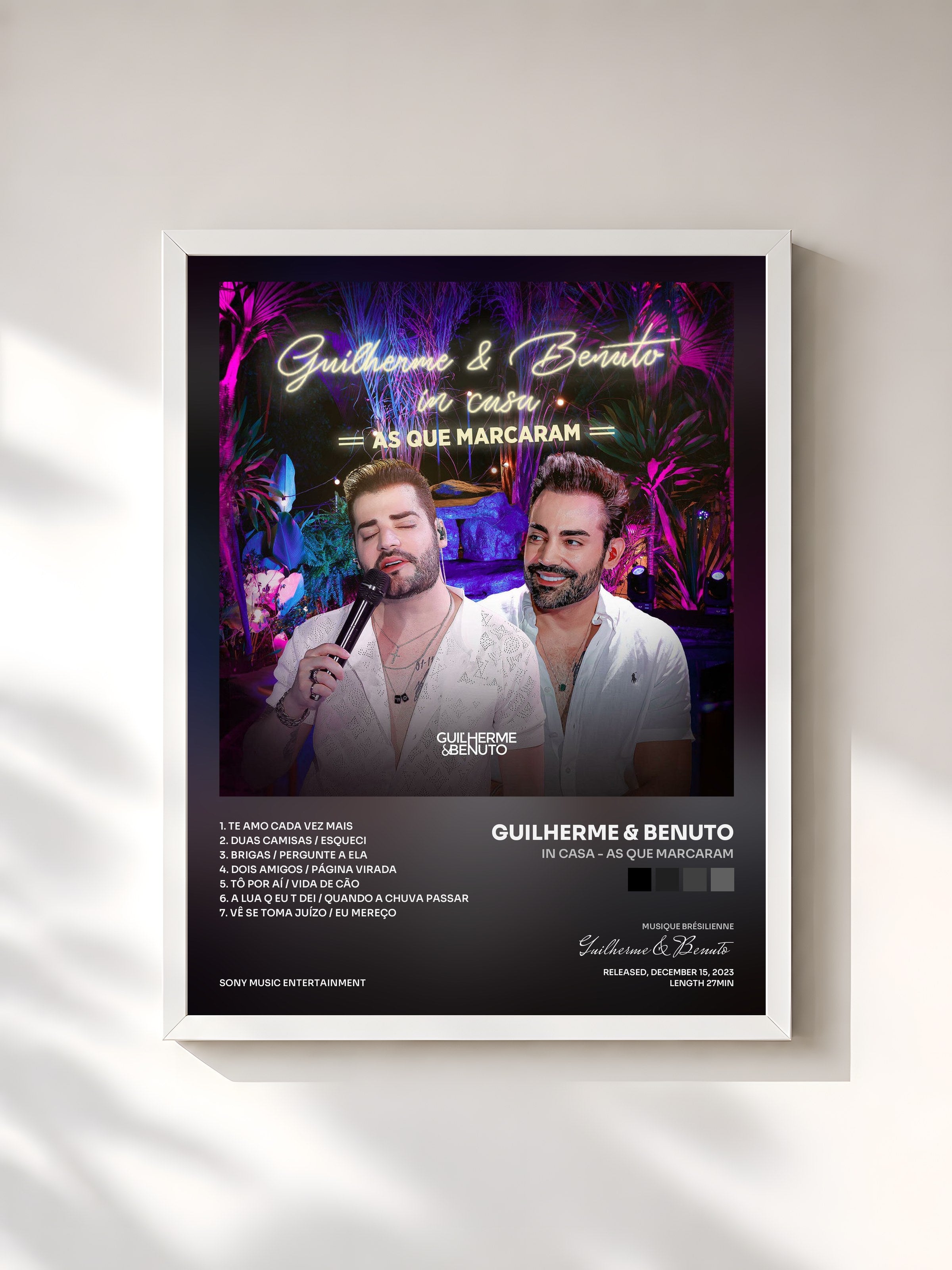 #blanc Tableau de l'album In Casa - As Que Marcaram de Guilherme & Benuto, cadre blanc, imprimé et encadré en France