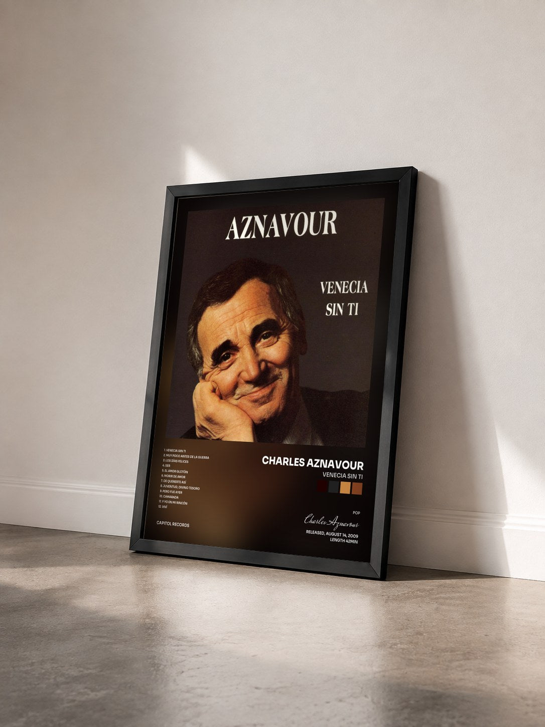#noir Tableau de l'album Venecia Sin Ti de Charles Aznavour vu de trois quarts, cadre noir