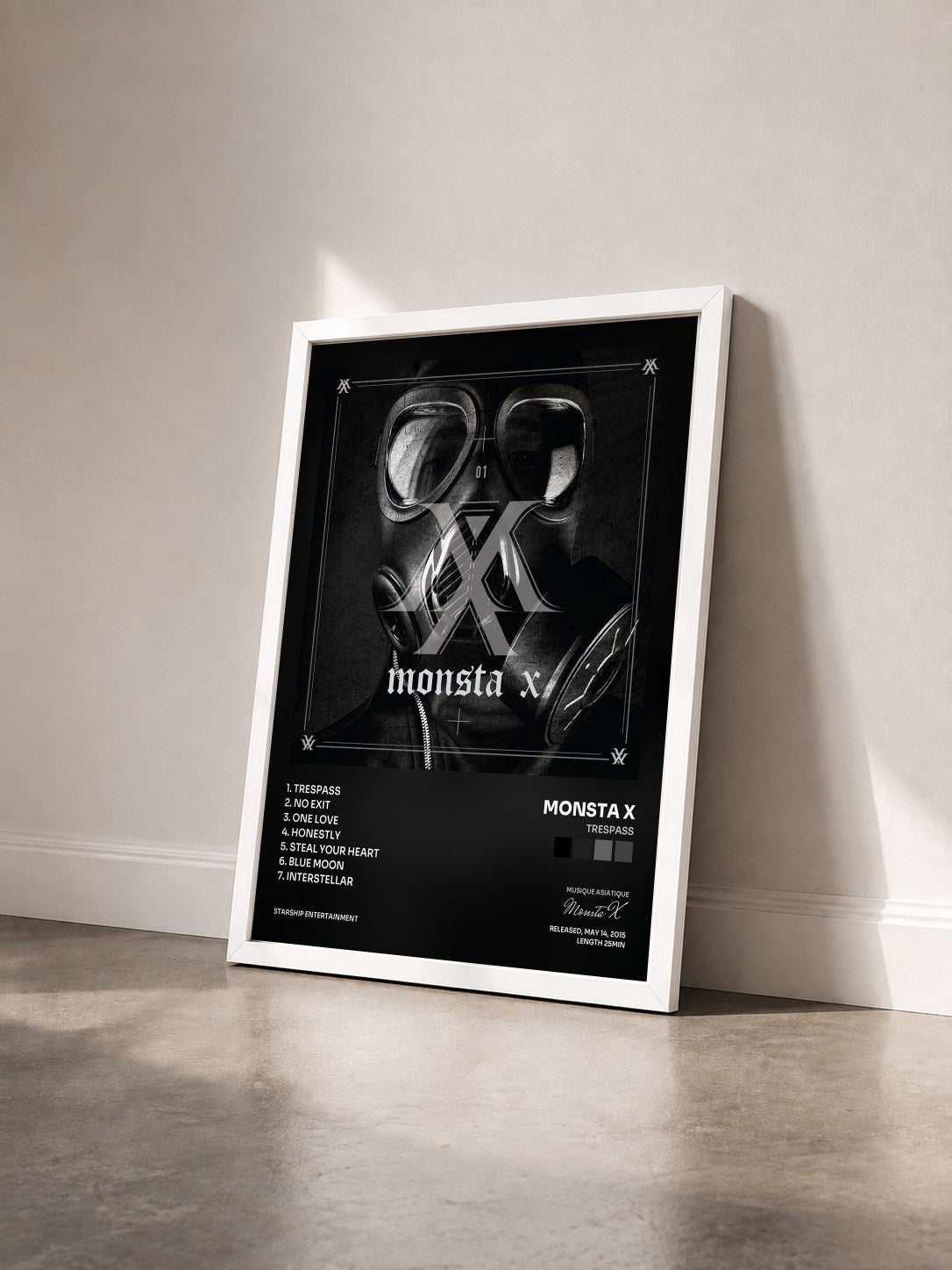 #blanc Tableau de l'album TRESPASS de Monsta X vu de trois quarts, cadre blanc