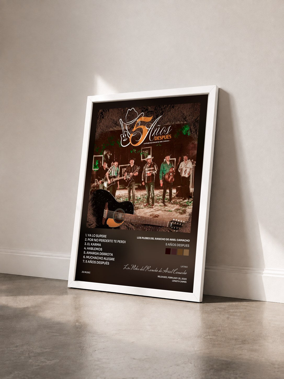 #blanc Tableau de l'album 5 Años Despues de Los Plebes del Rancho de Ariel Camacho vu de trois quarts, cadre blanc
