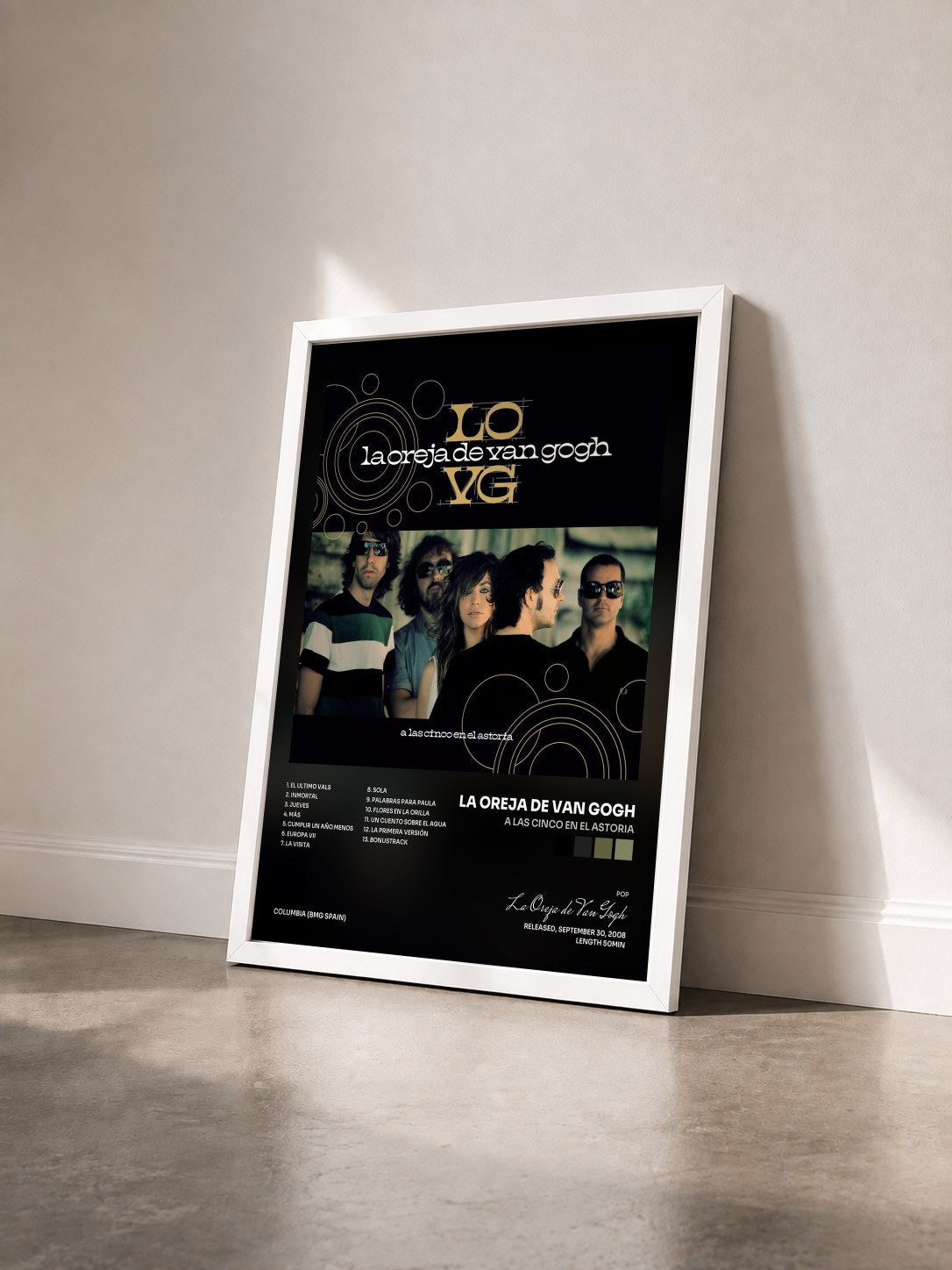 #blanc Tableau de l'album A las Cinco en el Astoria de La Oreja de Van Gogh vu de trois quarts, cadre blanc