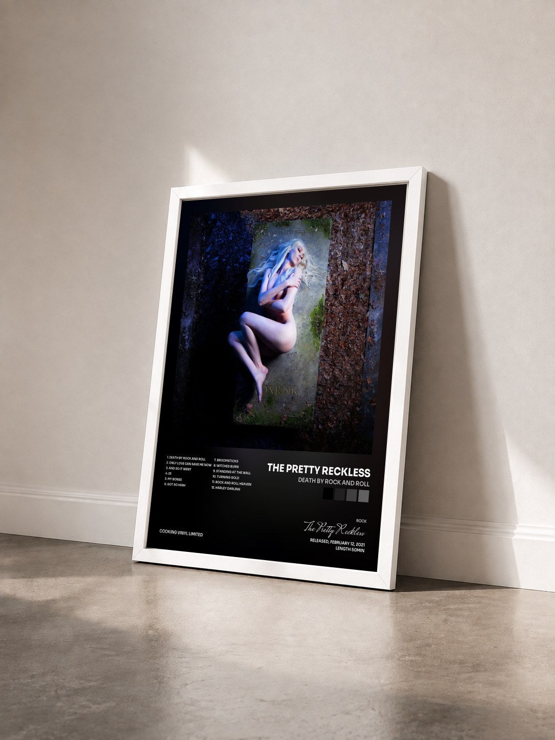 #blanc Tableau de l'album Death by Rock and Roll de The Pretty Reckless vu de trois quarts, cadre blanc