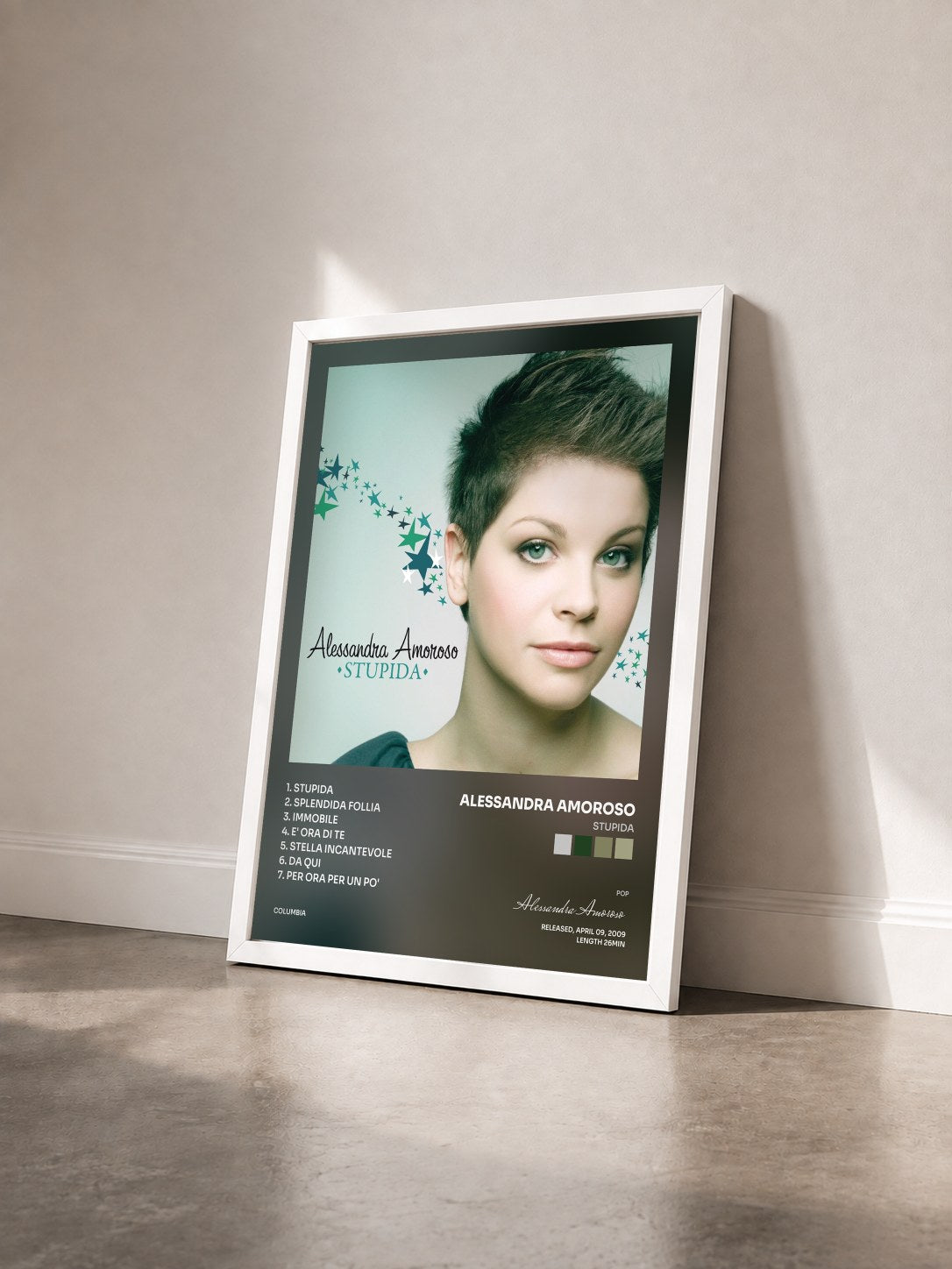 #blanc Tableau de l'album Stupida de Alessandra Amoroso vu de trois quarts, cadre blanc