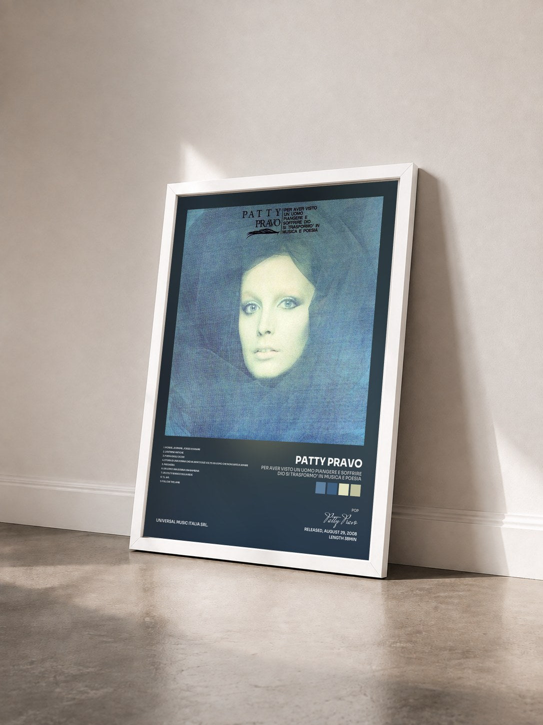 #blanc Tableau de l'album Per Aver Visto Un Uomo Piangere E Soffrire Dio Si Trasformo' In Musica E Poesia de Patty Pravo vu de trois quarts, cadre blanc