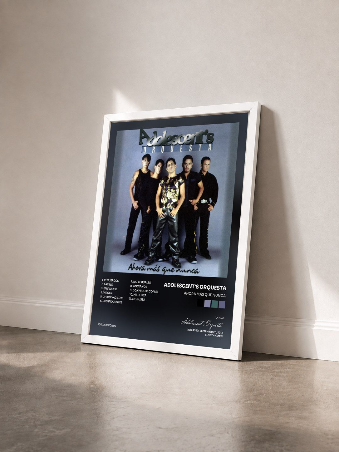 #blanc Tableau de l'album Ahora Más Que Nunca de Adolescent's Orquesta vu de trois quarts, cadre blanc