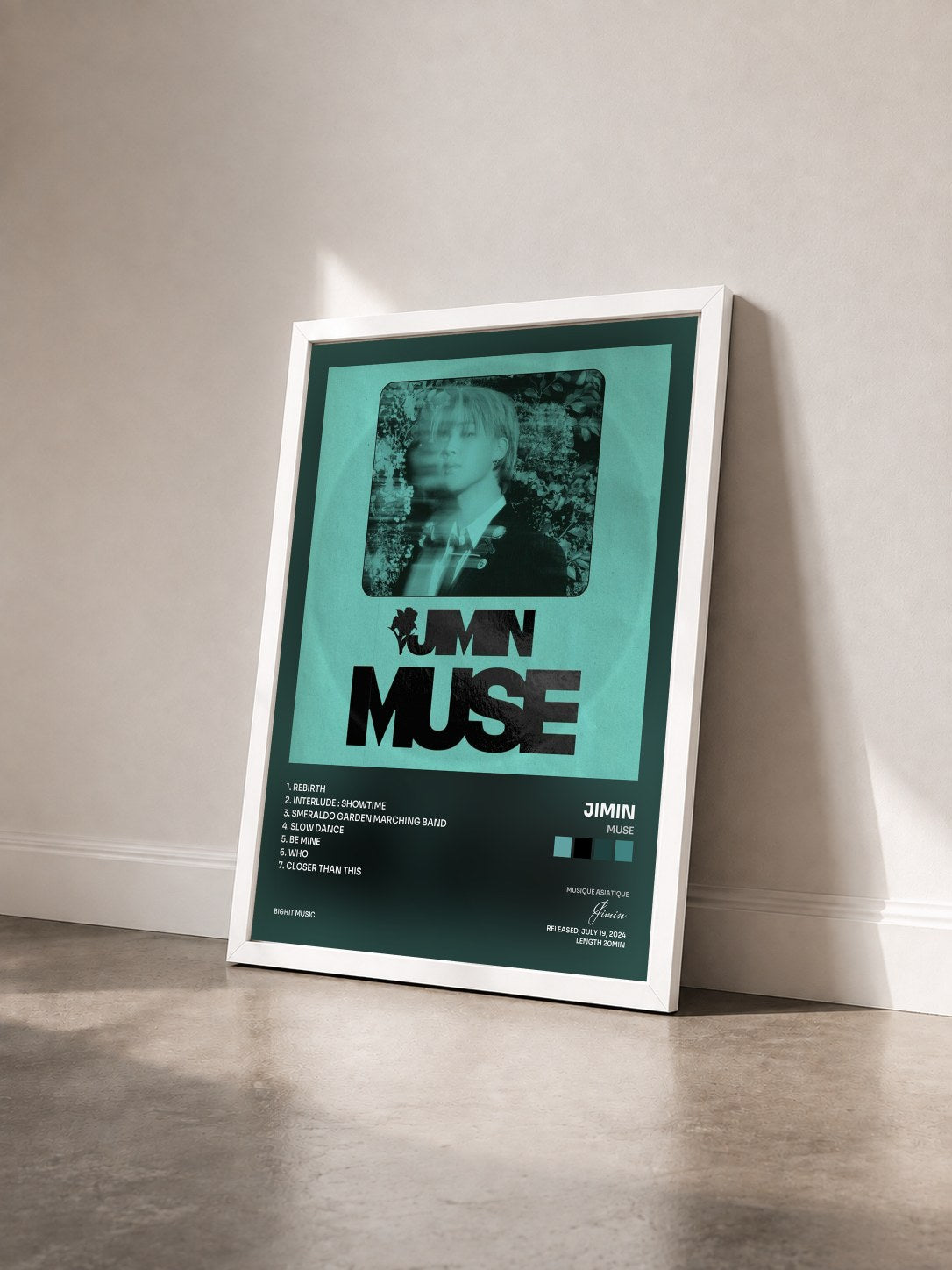 #blanc Tableau de l'album MUSE de Jimin vu de trois quarts, cadre blanc