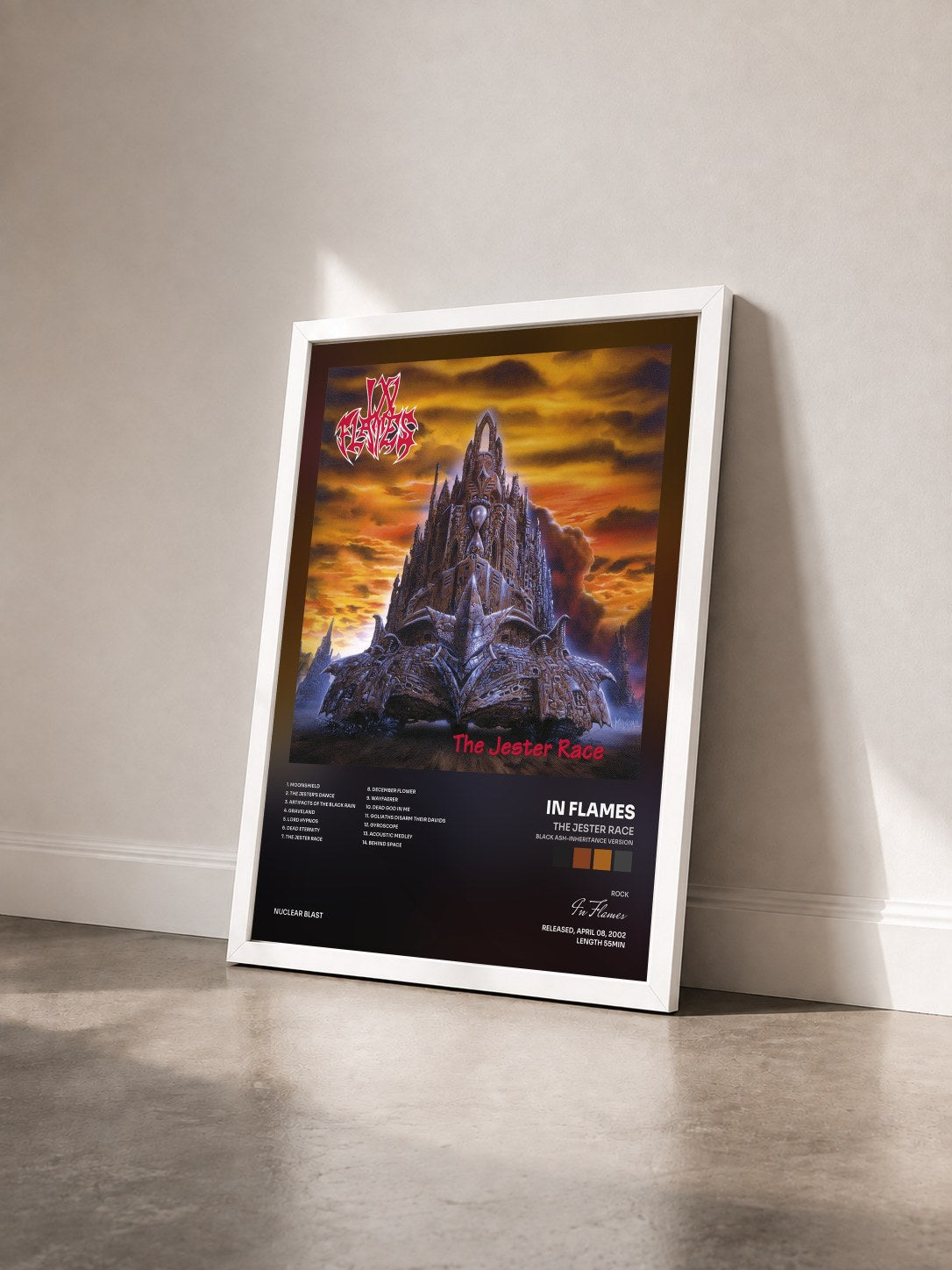 #blanc The Jester Race (Black Ash-Inheritance Version) di In Flames in stampa incorniciata vista di tre quarti, cornice bianca