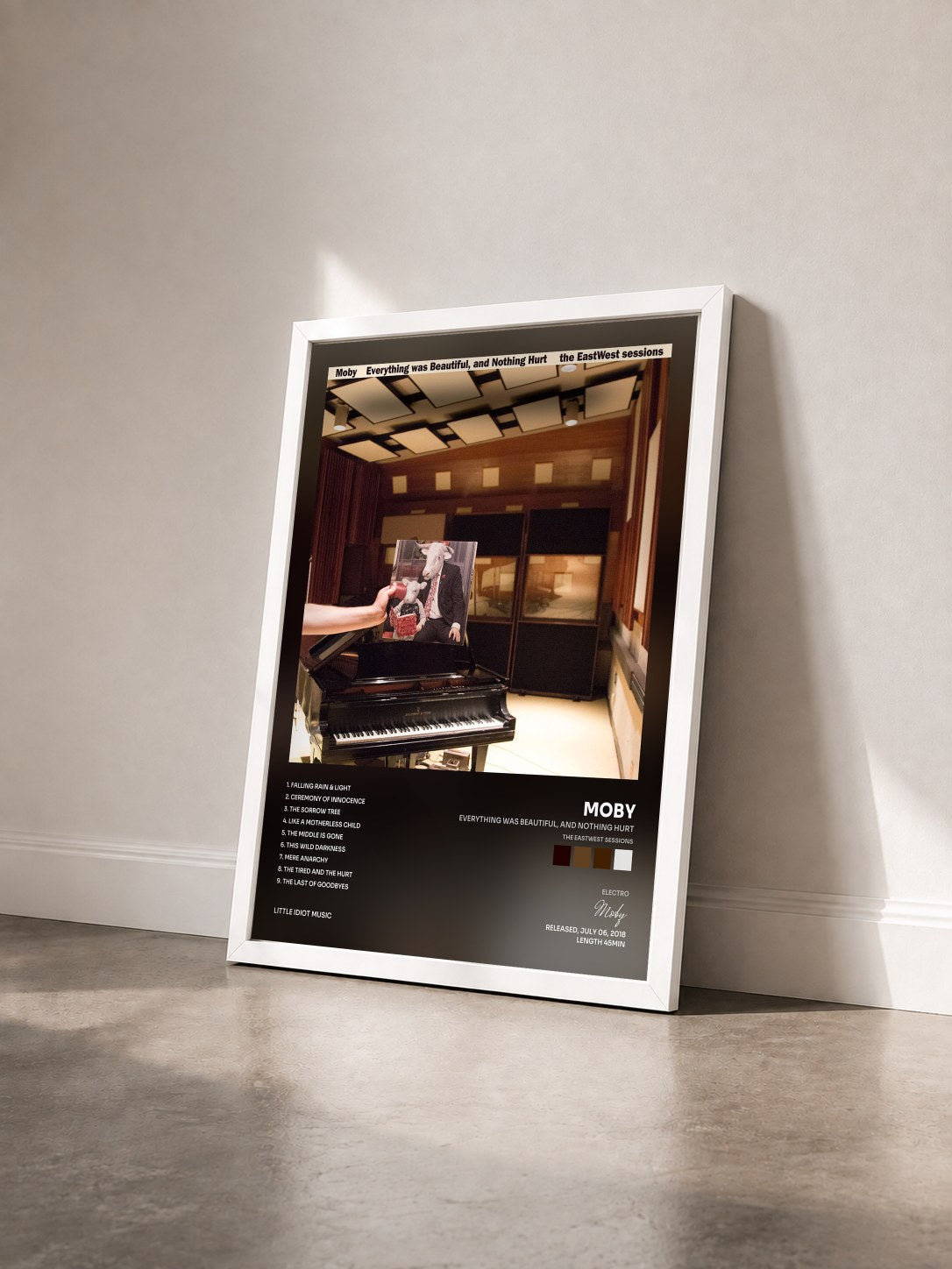 #blanc Tableau de l'album Everything Was Beautiful, And Nothing Hurt (The EastWest Sessions) de Moby vu de trois quarts, cadre blanc