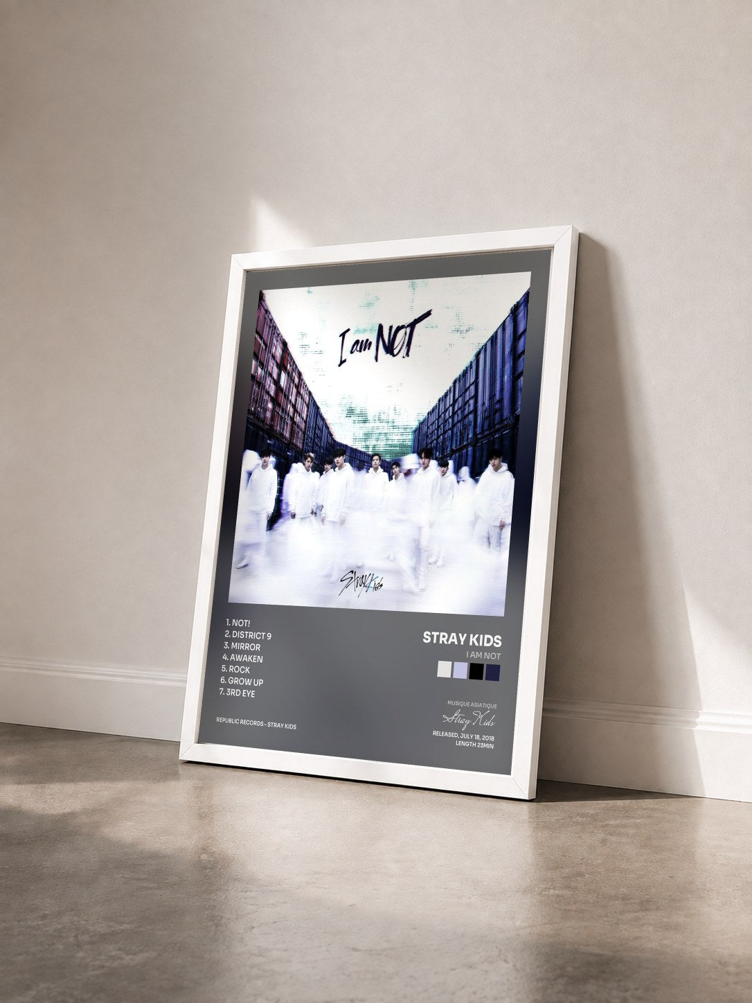 #blanc Tableau de l'album I am NOT de Stray Kids vu de trois quarts, cadre blanc