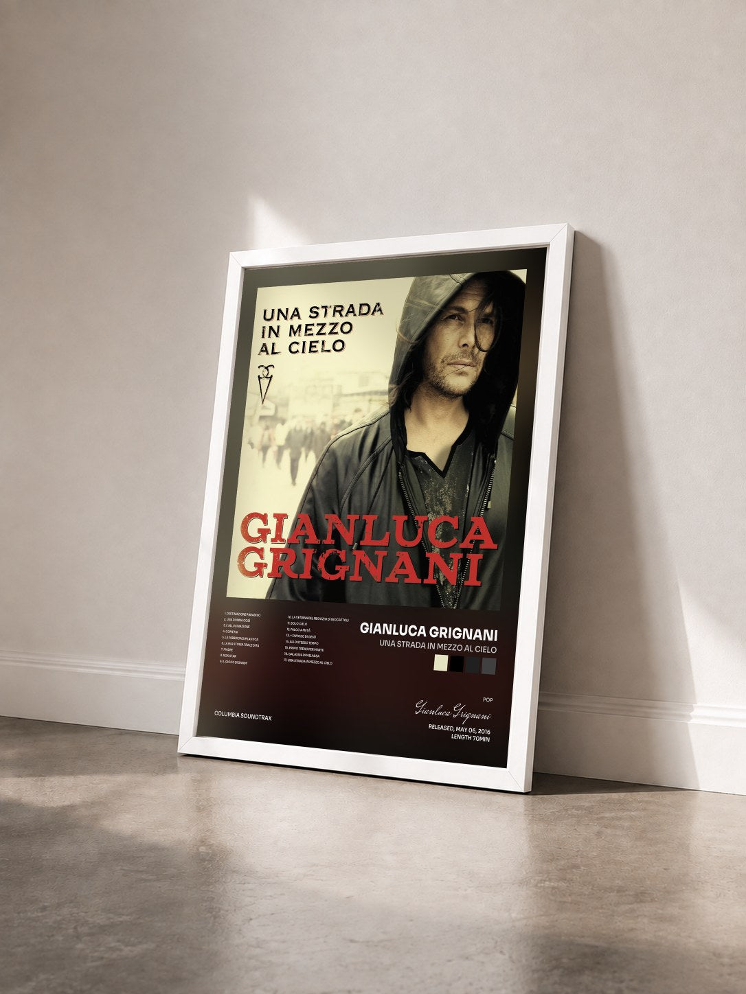 #blanc Tableau de l'album Una strada in mezzo al cielo de Gianluca Grignani vu de trois quarts, cadre blanc