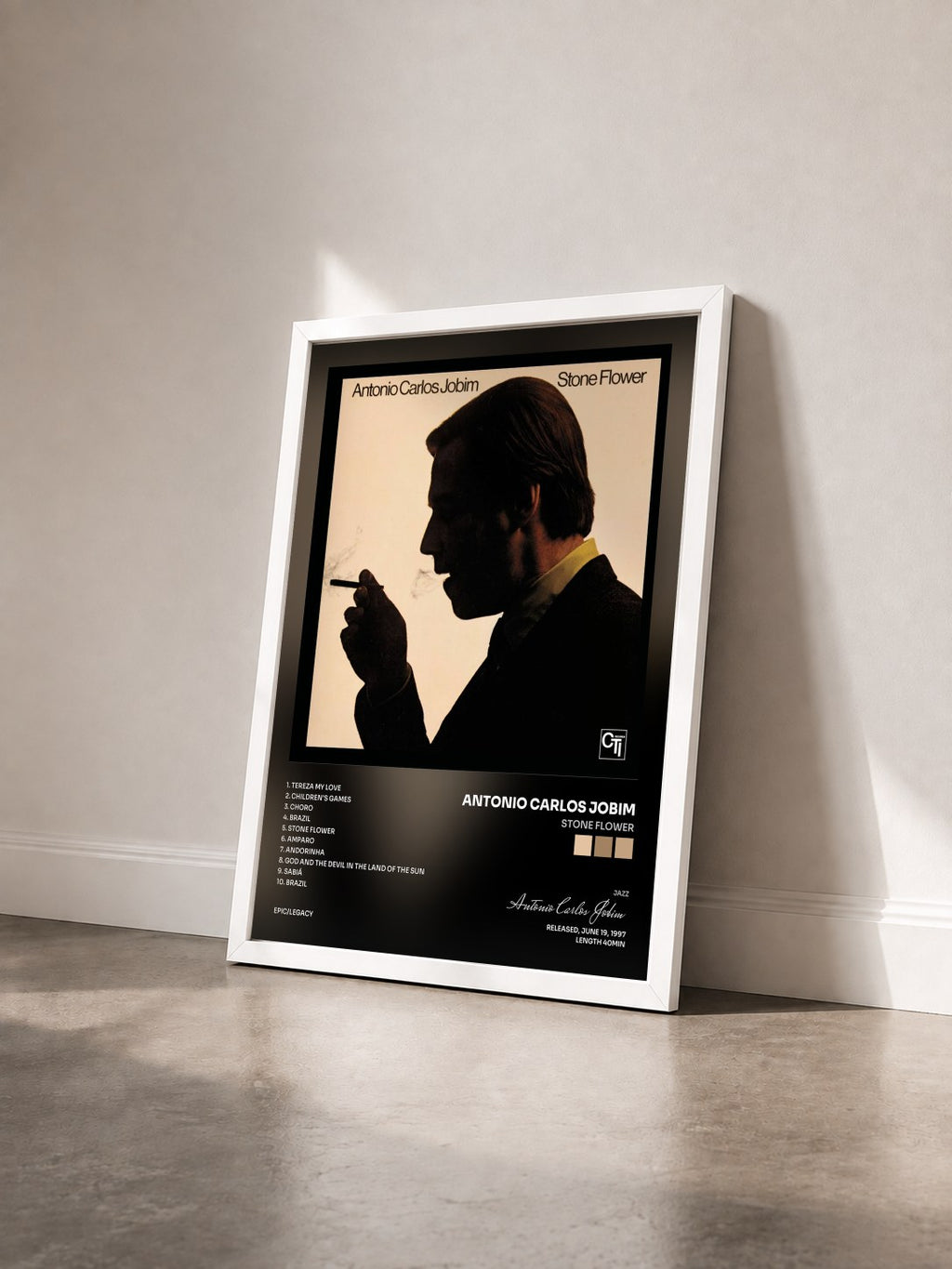 #blanc Tableau de l'album Stone Flower de Antonio Carlos Jobim vu de trois quarts, cadre blanc
