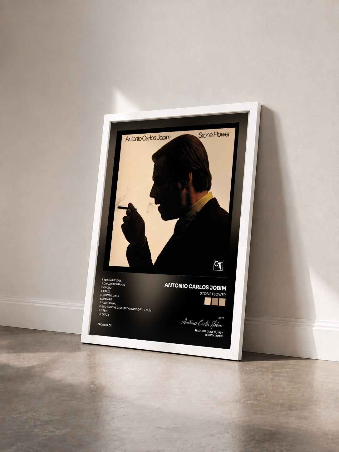 #blanc Tableau de l'album Stone Flower de Antonio Carlos Jobim vu de trois quarts, cadre blanc