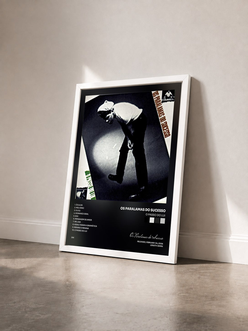 #blanc Tableau de l'album O Passo Do Lui de Os Paralamas do Sucesso vu de trois quarts, cadre blanc