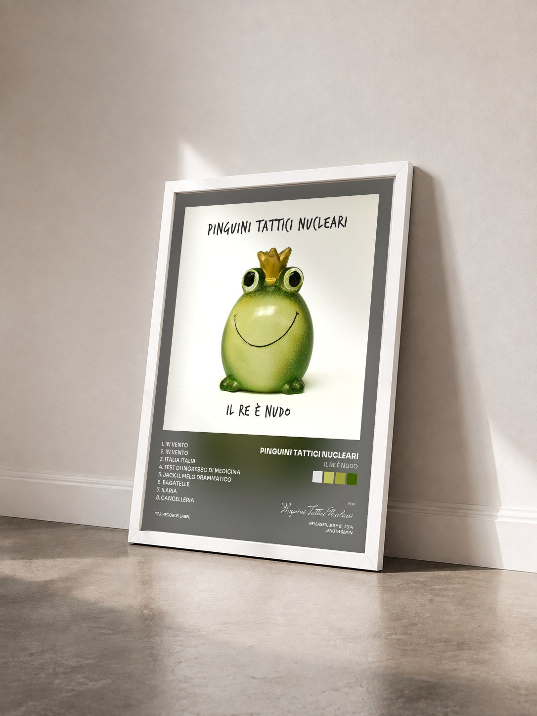#blanc Tableau de l'album Il Re è nudo de Pinguini Tattici Nucleari vu de trois quarts, cadre blanc