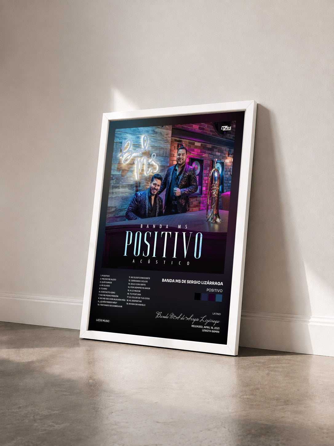#blanc Tableau de l'album Positivo de Banda MS de Sergio Lizárraga vu de trois quarts, cadre blanc