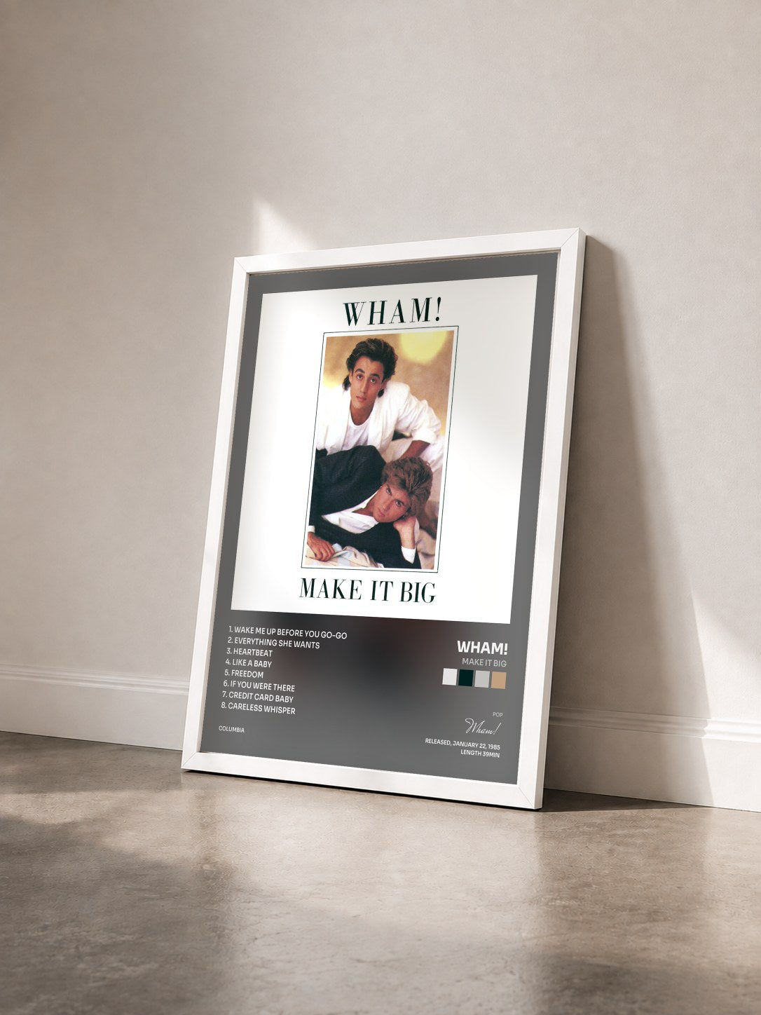 #blanc Make It Big von Wham! als gerahmter Kunstdruck von schräg gesehen, weißer Rahmen