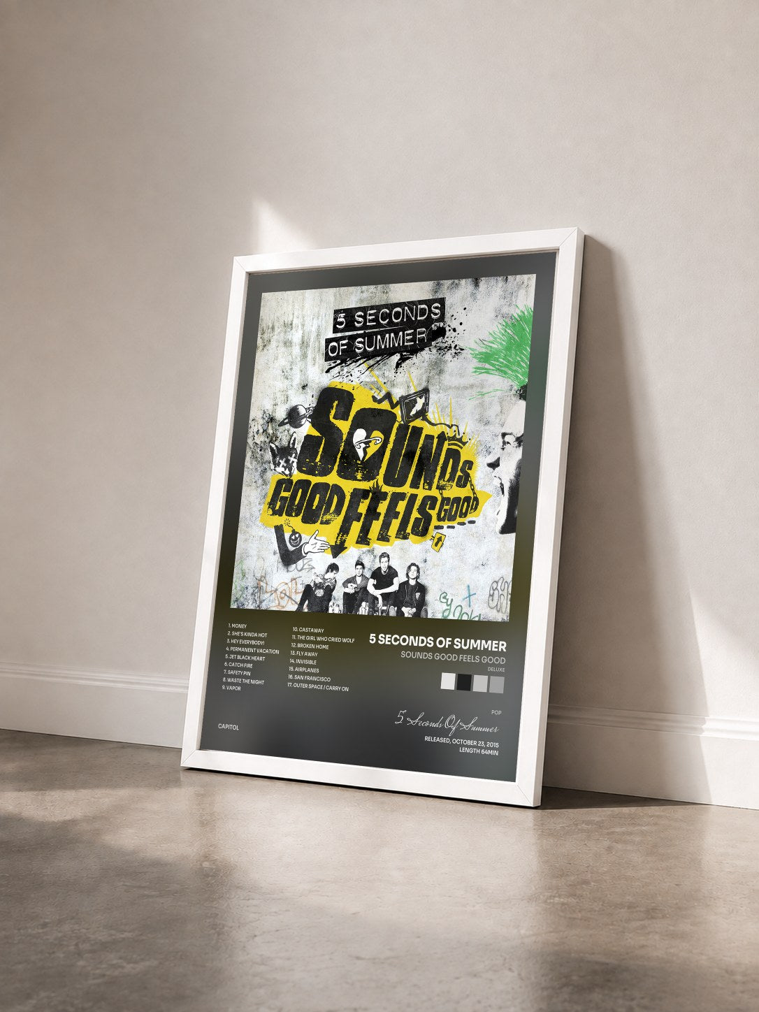#blanc Sounds Good Feels Good (Deluxe) de 5 Seconds Of Summer en lámina enmarcada vista de tres cuartos, marco blanco
