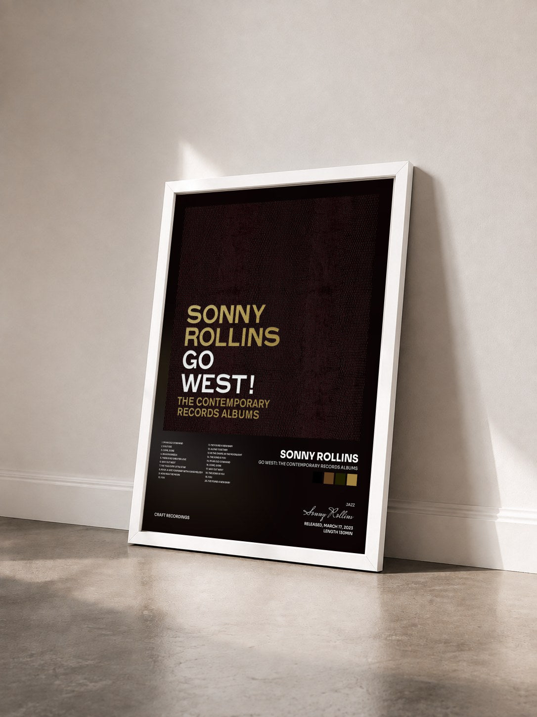 #blanc Tableau de l'album Go West!: The Contemporary Records Albums de Sonny Rollins vu de trois quarts, cadre blanc