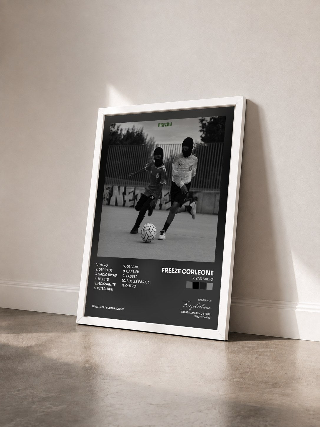 #blanc Tableau de l'album RIYAD SADIO de Freeze Corleone vu de trois quarts, cadre blanc