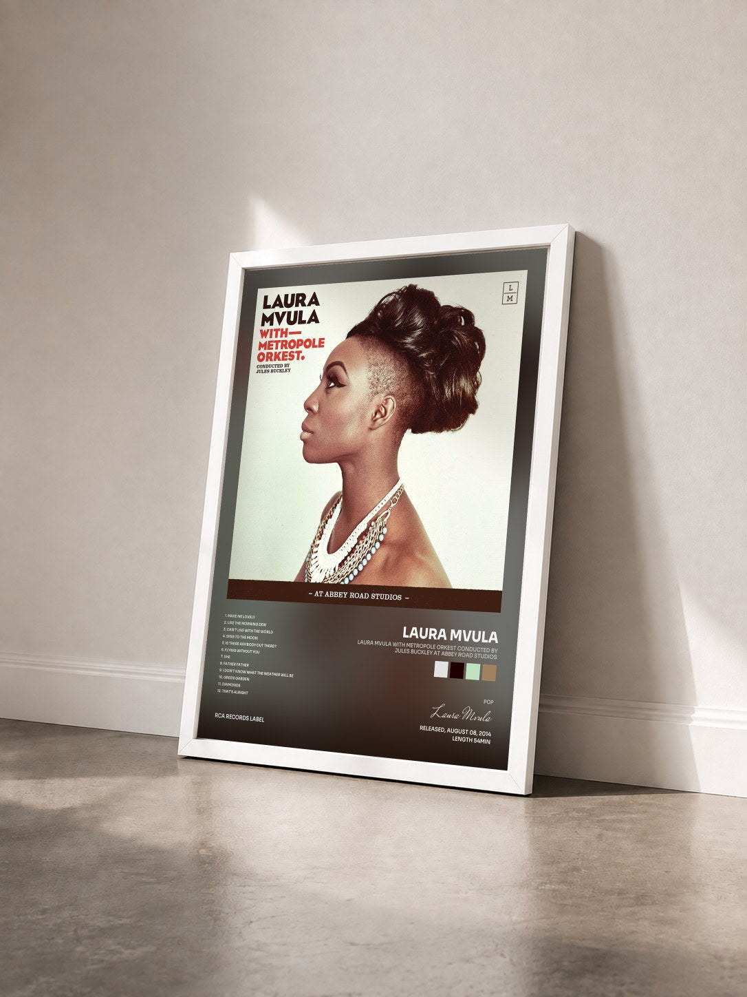 #blanc Tableau de l'album Laura Mvula with Metropole Orkest conducted by Jules Buckley at Abbey Road Studios de Laura Mvula vu de trois quarts, cadre blanc