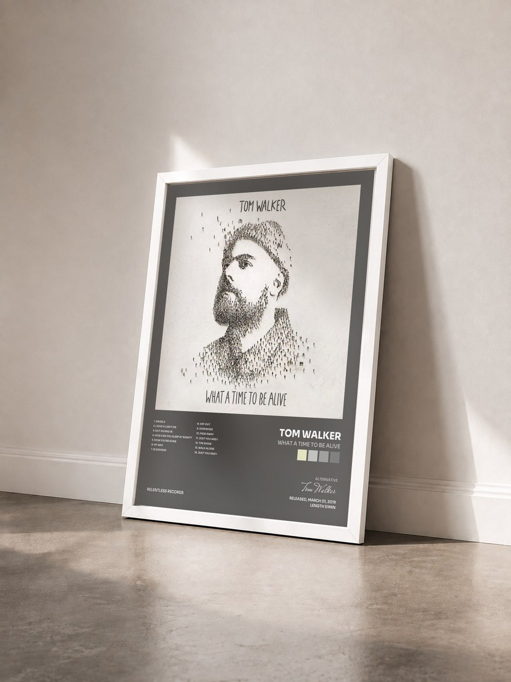 #blanc What a Time To Be Alive di Tom Walker in stampa incorniciata vista di tre quarti, cornice bianca