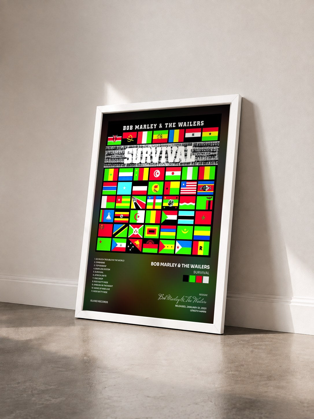 #blanc Survival de Bob Marley & The Wailers en lámina enmarcada vista de tres cuartos, marco blanco