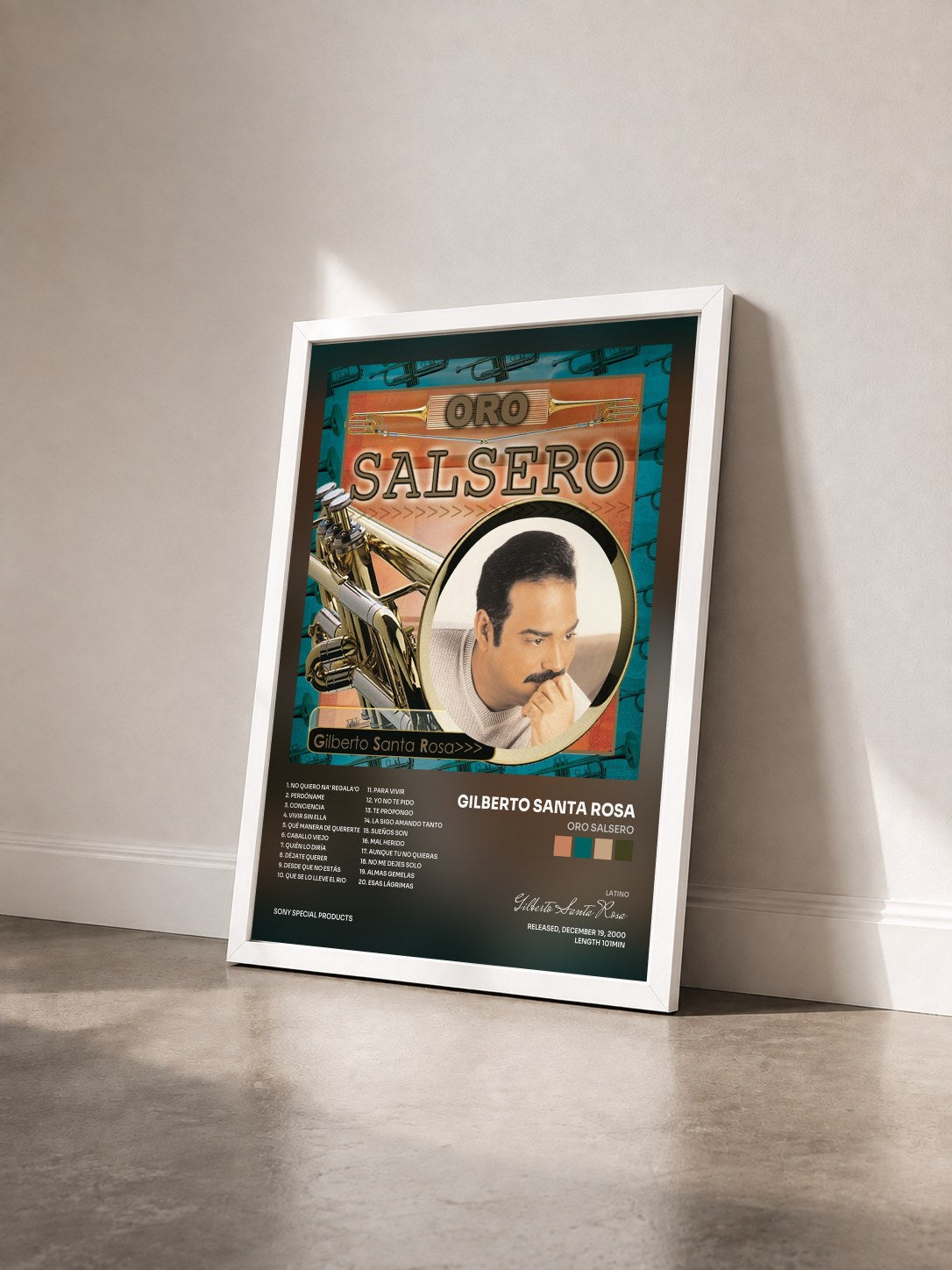 #blanc Tableau de l'album Oro Salsero de Gilberto Santa Rosa vu de trois quarts, cadre blanc