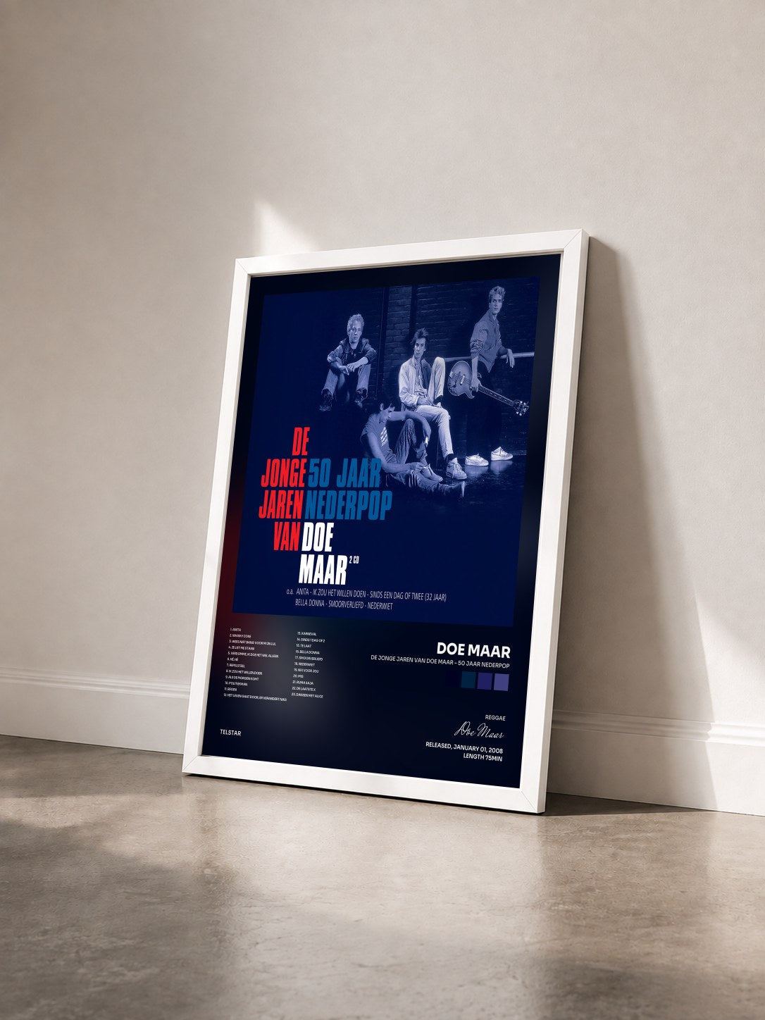 #blanc Tableau de l'album De Jonge Jaren van Doe Maar - 50 jaar Nederpop de Doe Maar vu de trois quarts, cadre blanc