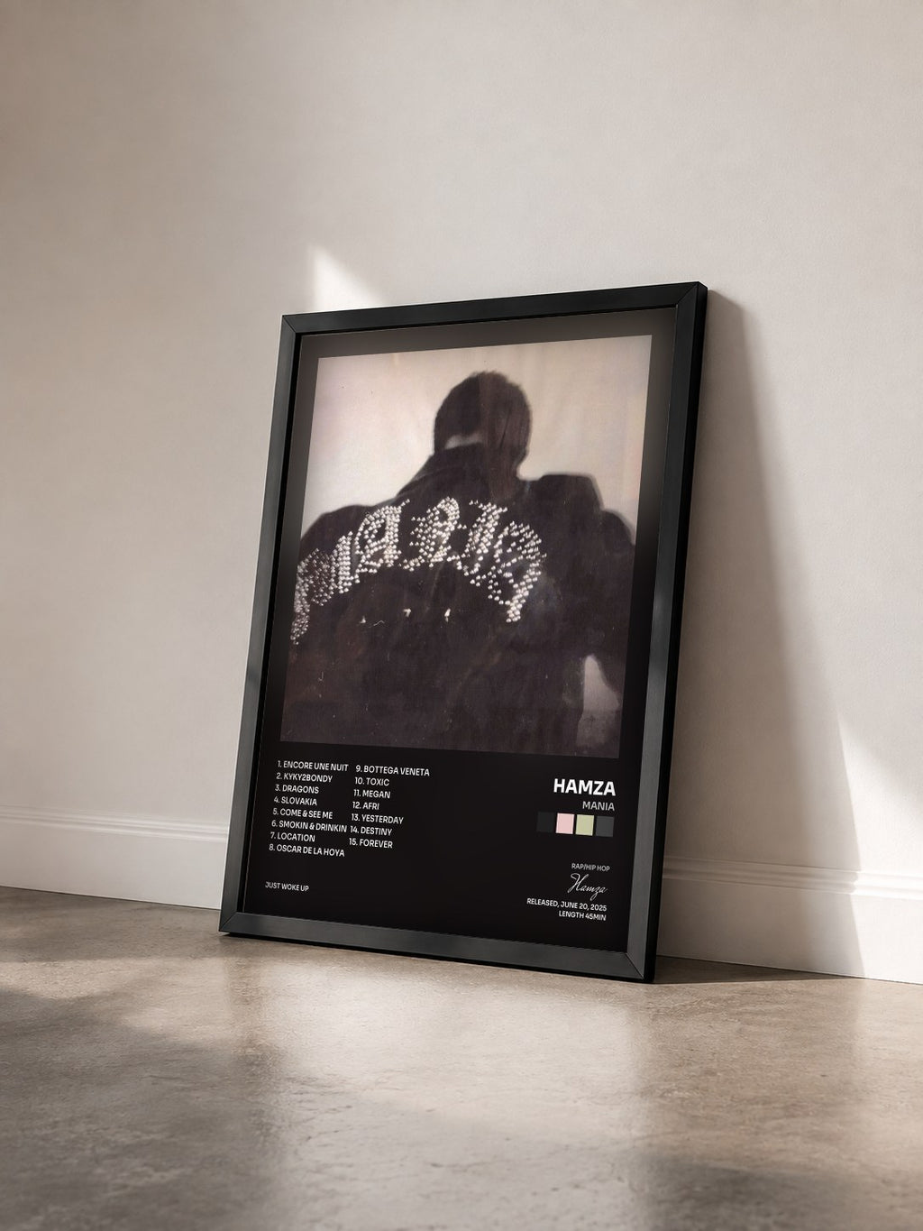 #noir Tableau de l'album MANIA de Hamza vu de trois quarts, cadre noir