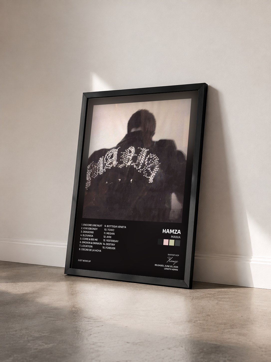 #noir Tableau de l'album MANIA de Hamza vu de trois quarts, cadre noir