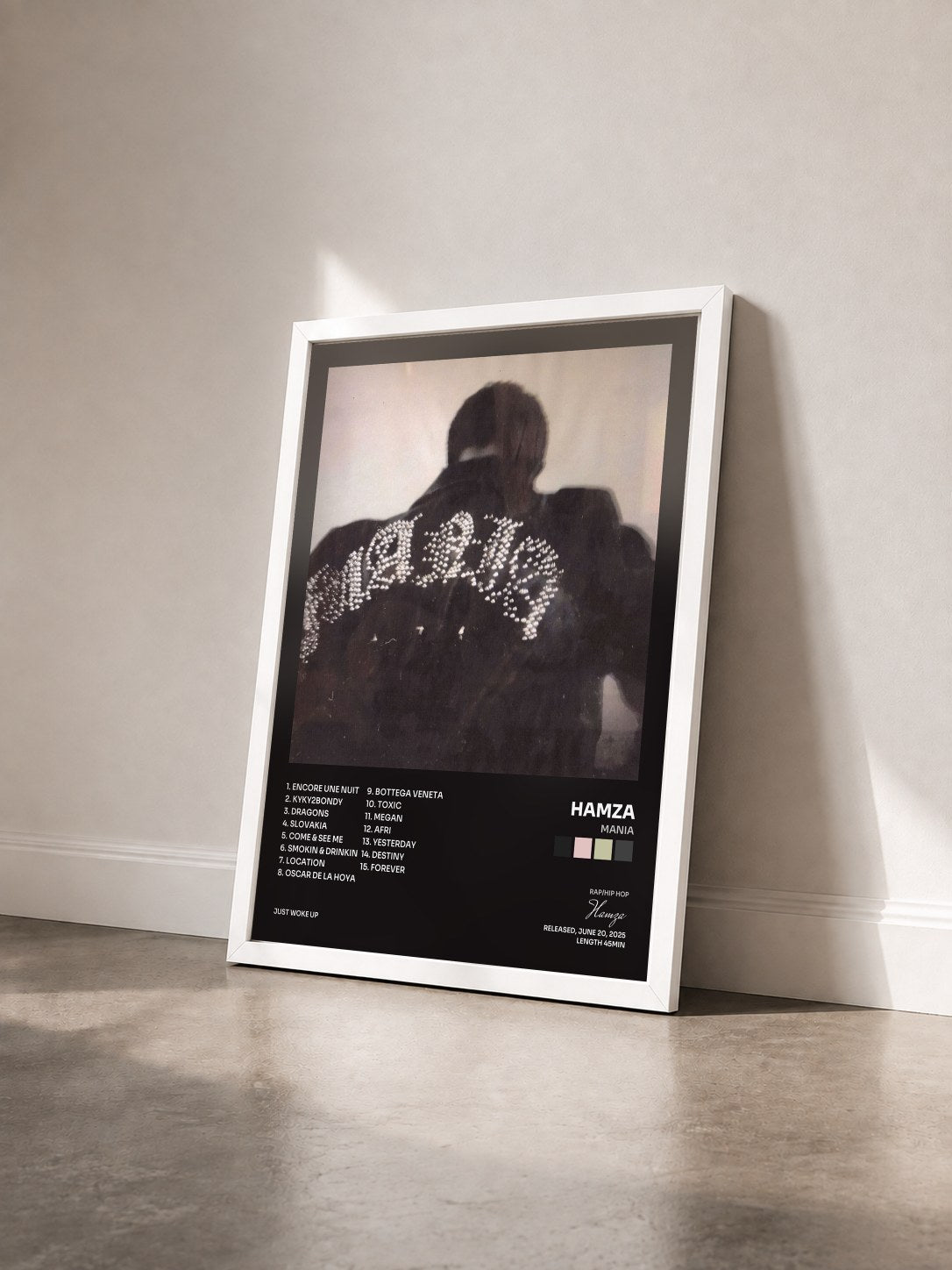 #blanc Tableau de l'album MANIA de Hamza vu de trois quarts, cadre blanc