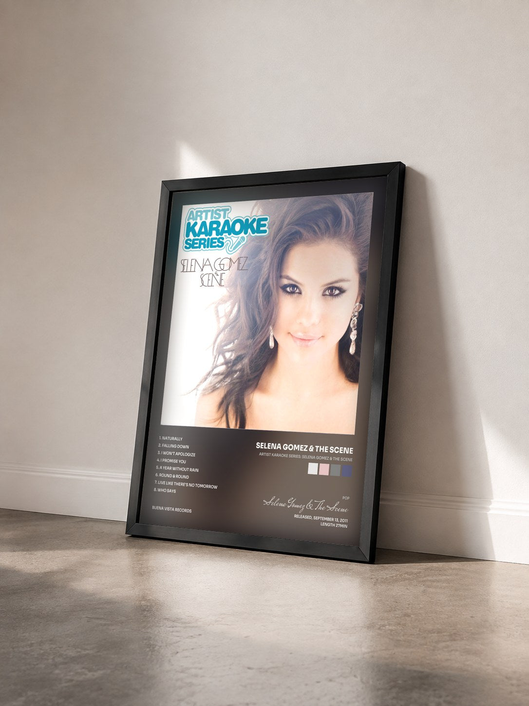 #noir Tableau de l'album Artist Karaoke Series: Selena Gomez & The Scene de Selena Gomez & The Scene vu de trois quarts, cadre noir