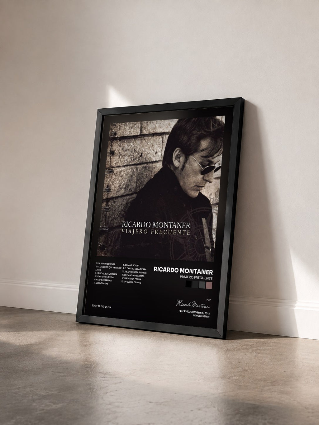 #noir Tableau de l'album Viajero Frecuente de Ricardo Montaner vu de trois quarts, cadre noir