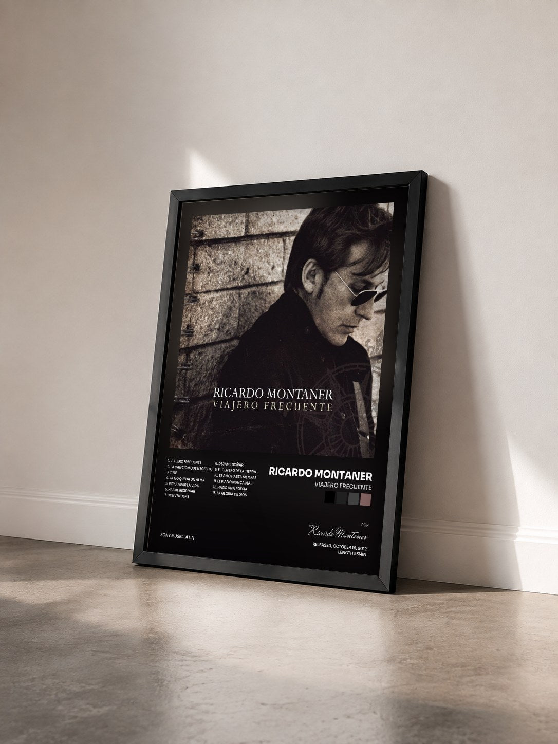 #noir Tableau de l'album Viajero Frecuente de Ricardo Montaner vu de trois quarts, cadre noir