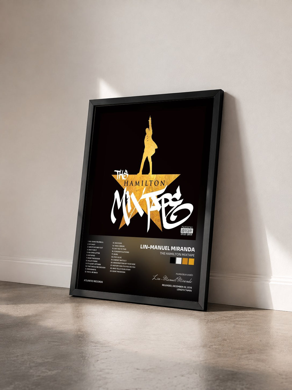 #noir Tableau de l'album The Hamilton Mixtape de Lin-Manuel Miranda vu de trois quarts, cadre noir