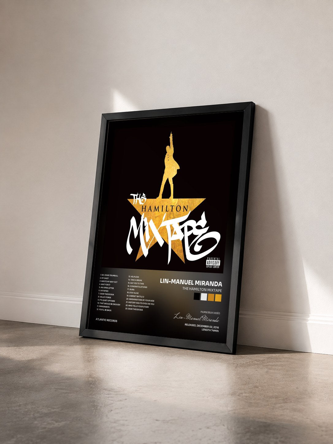 #noir Tableau de l'album The Hamilton Mixtape de Lin-Manuel Miranda vu de trois quarts, cadre noir
