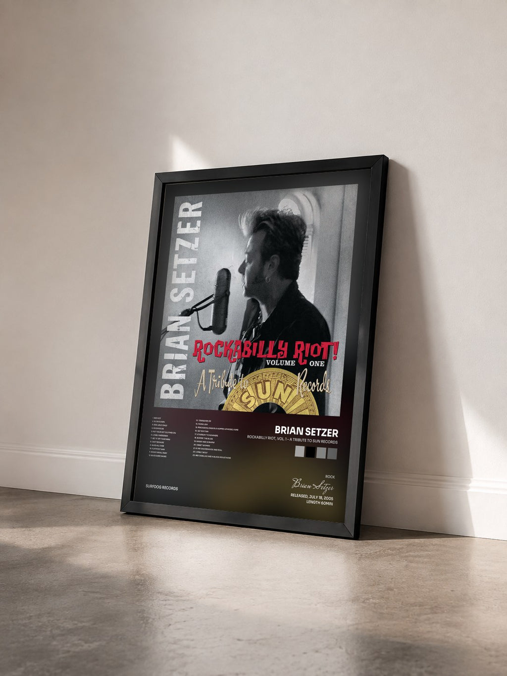 #noir Rockabilly Riot, Vol. 1 - A Tribute to Sun Records von Brian Setzer als gerahmter Kunstdruck von schräg gesehen, schwarzer Rahmen