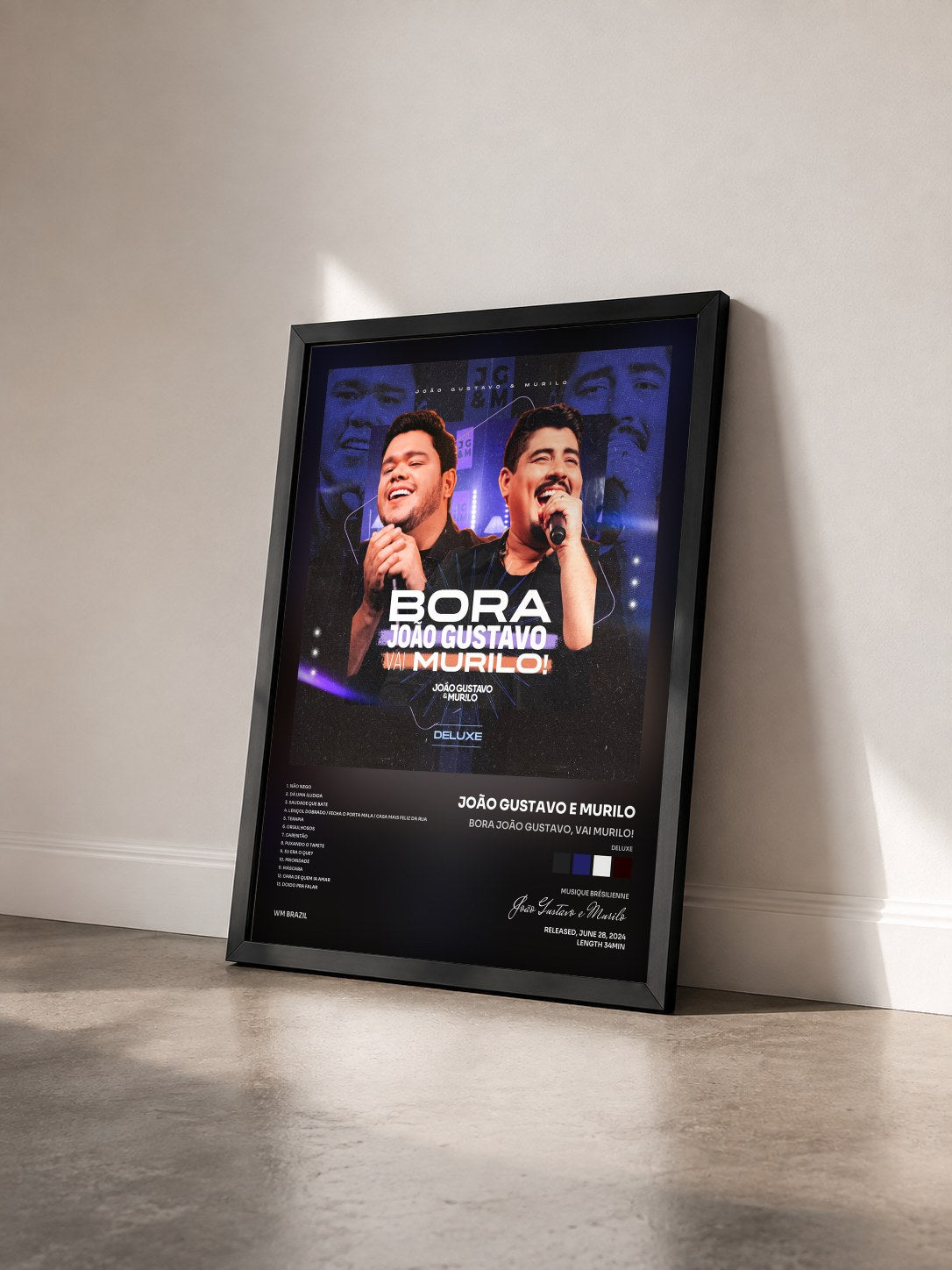 #noir Tableau de l'album Bora João Gustavo, Vai Murilo! (Deluxe) de João Gustavo e Murilo vu de trois quarts, cadre noir