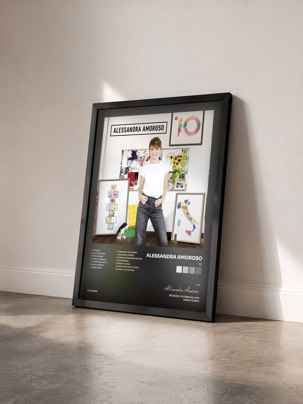 #noir Tableau de l'album 10 de Alessandra Amoroso vu de trois quarts, cadre noir