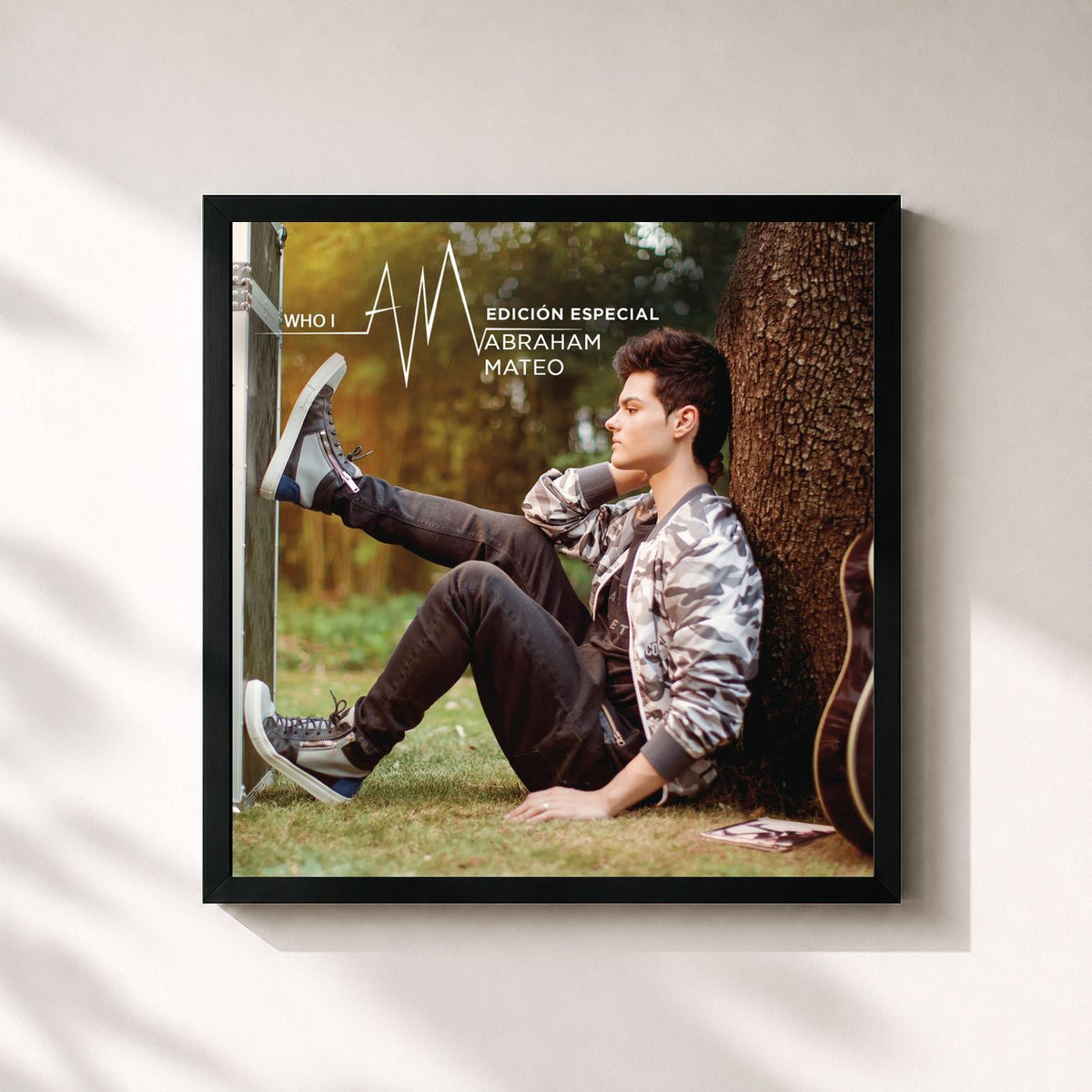 #noir Tableau carré de l'album Who I AM (Edicion Especial) de Abraham Mateo, cadre noir 32x32 cm