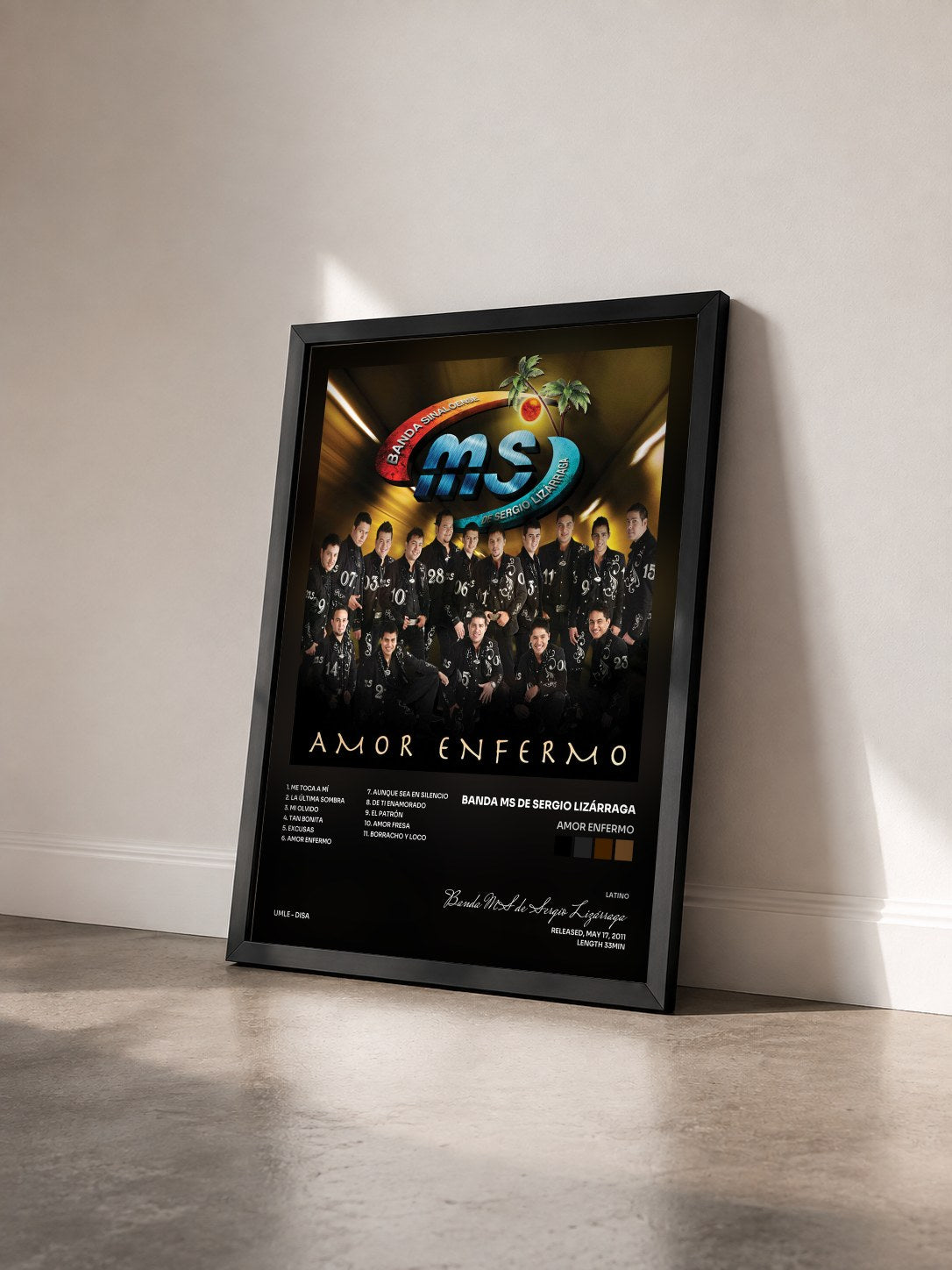 #noir Tableau de l'album Amor Enfermo de Banda MS de Sergio Lizárraga vu de trois quarts, cadre noir