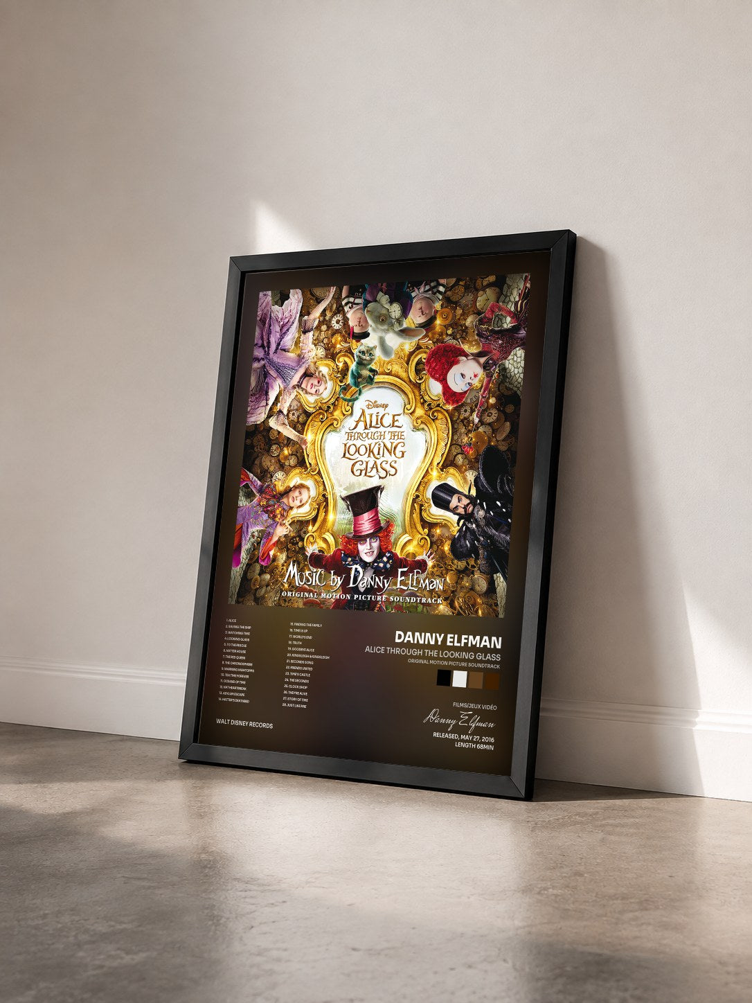 #noir Tableau de l'album Alice Through the Looking Glass (Original Motion Picture Soundtrack) de Danny Elfman vu de trois quarts, cadre noir