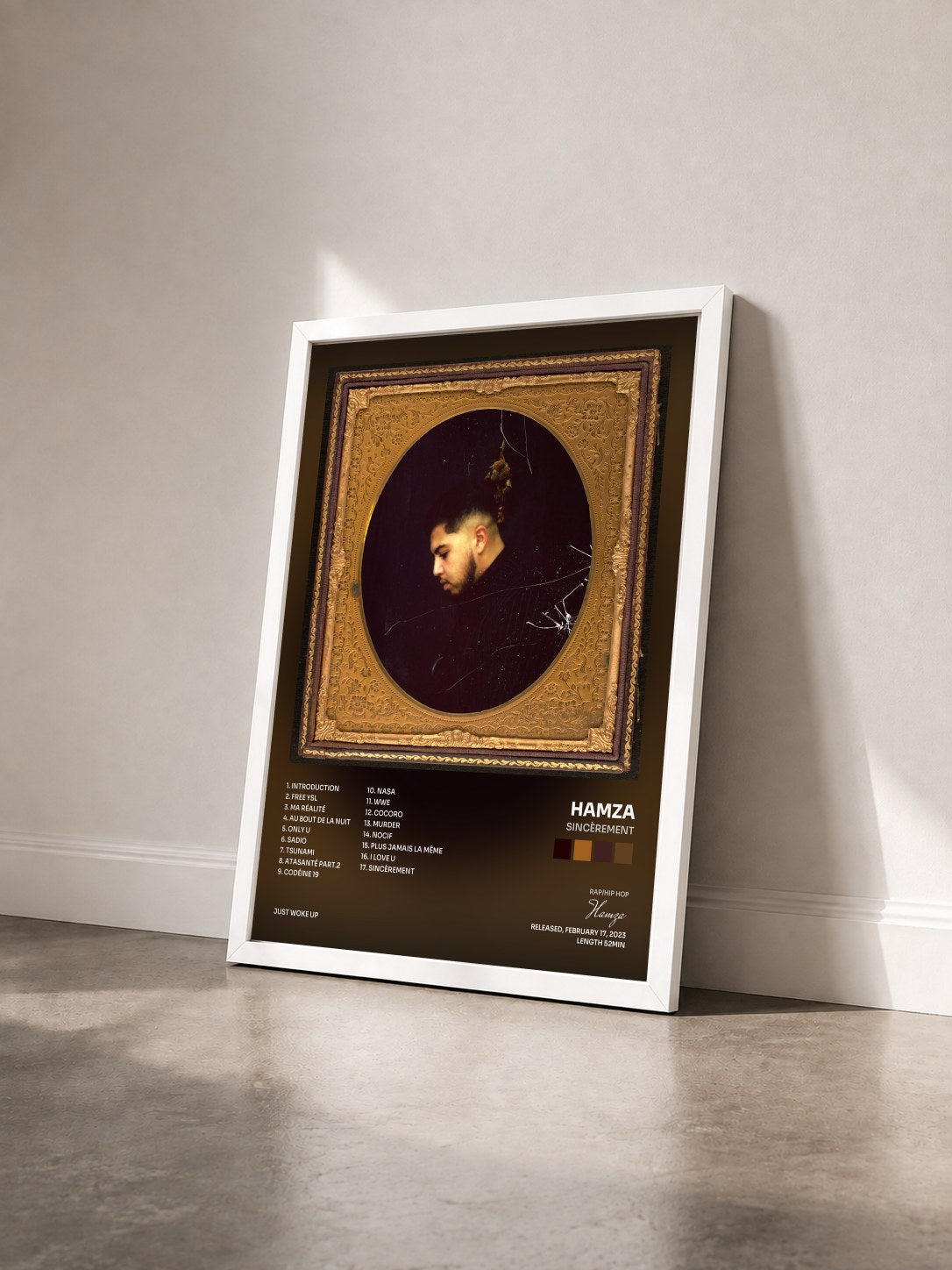 #blanc Tableau de l'album Sincèrement de Hamza vu de trois quarts, cadre blanc