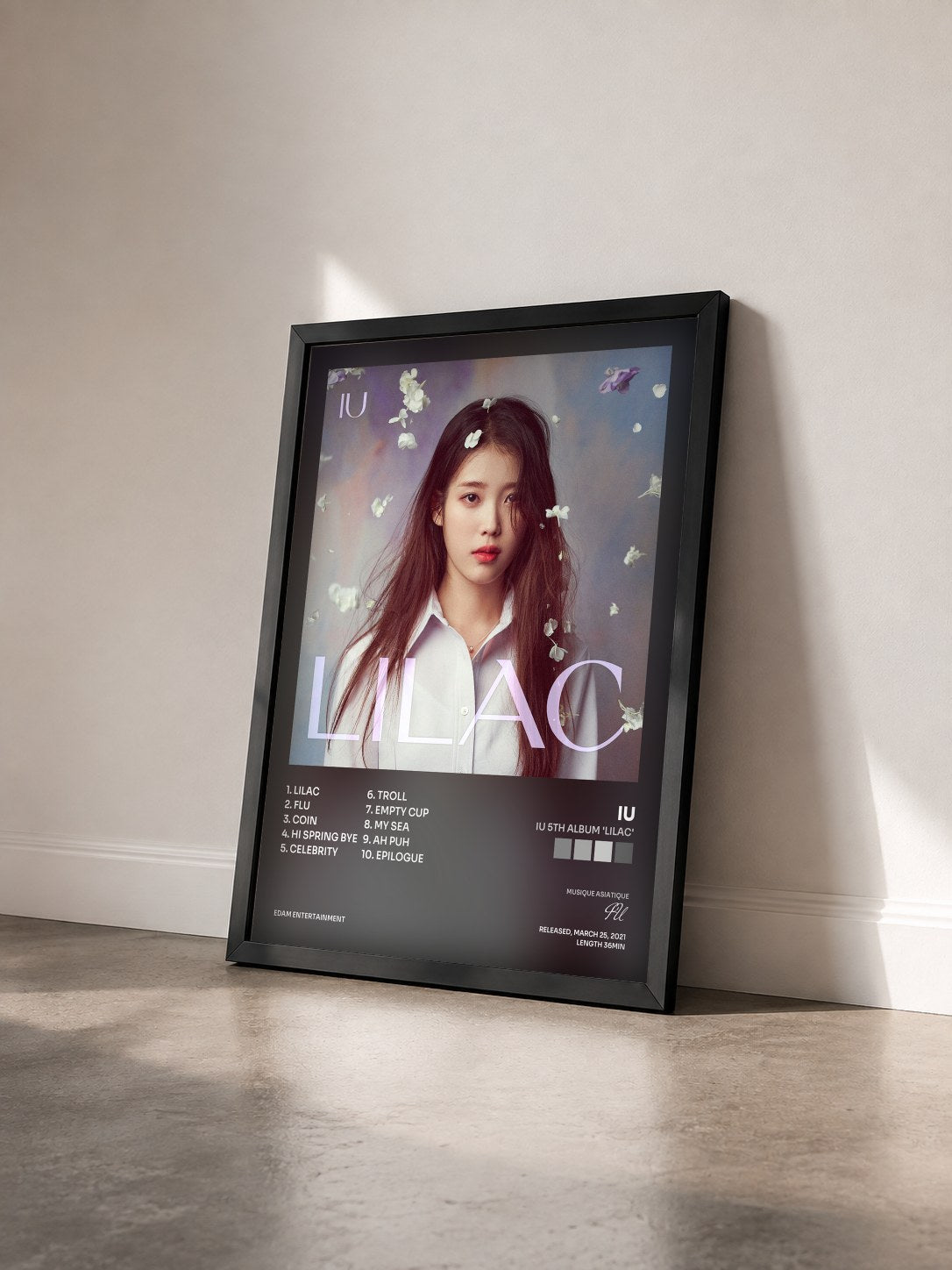 #noir Tableau de l'album IU 5th Album 'LILAC' de IU vu de trois quarts, cadre noir