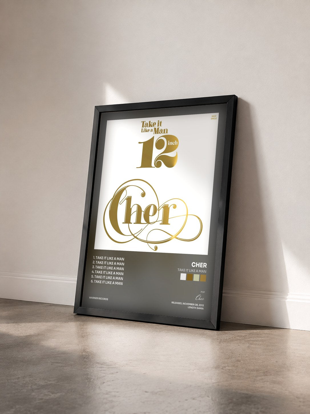 #noir Take It Like a Man von Cher als gerahmter Kunstdruck von schräg gesehen, schwarzer Rahmen