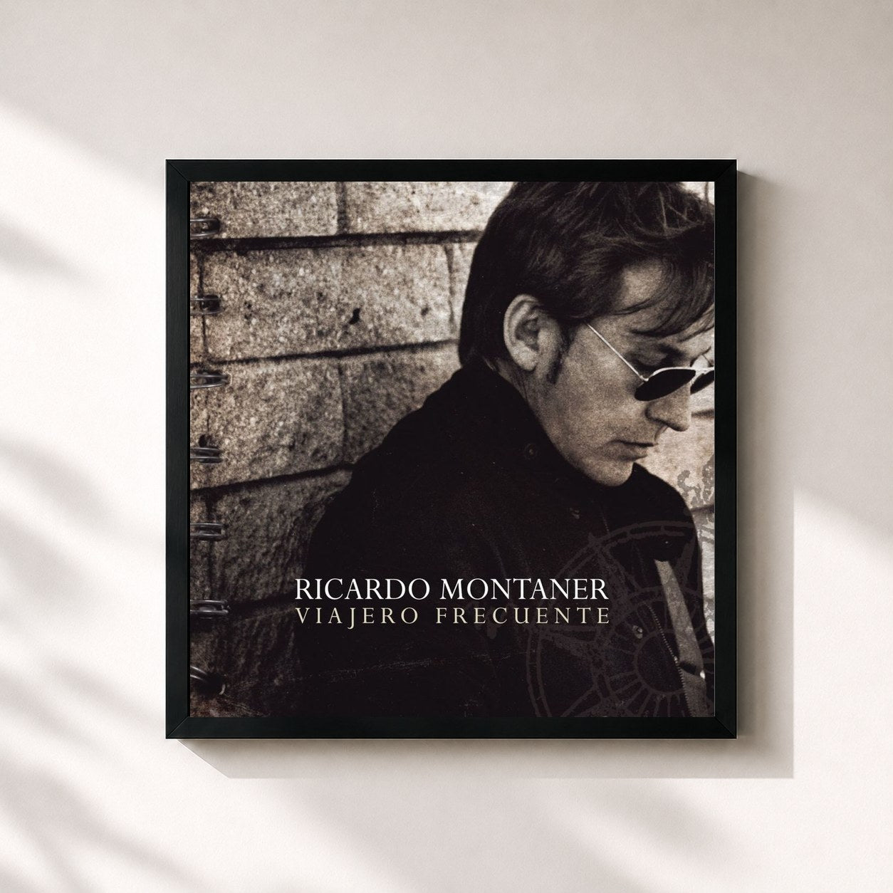 #noir Tableau carré de l'album Viajero Frecuente de Ricardo Montaner, cadre noir 32x32 cm